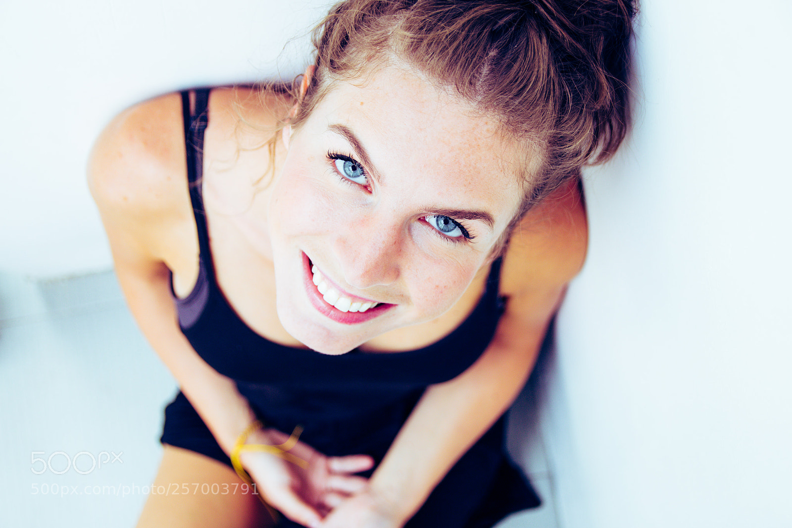 Canon EOS 700D (EOS Rebel T5i / EOS Kiss X7i) sample photo. Christina on a balcony photography
