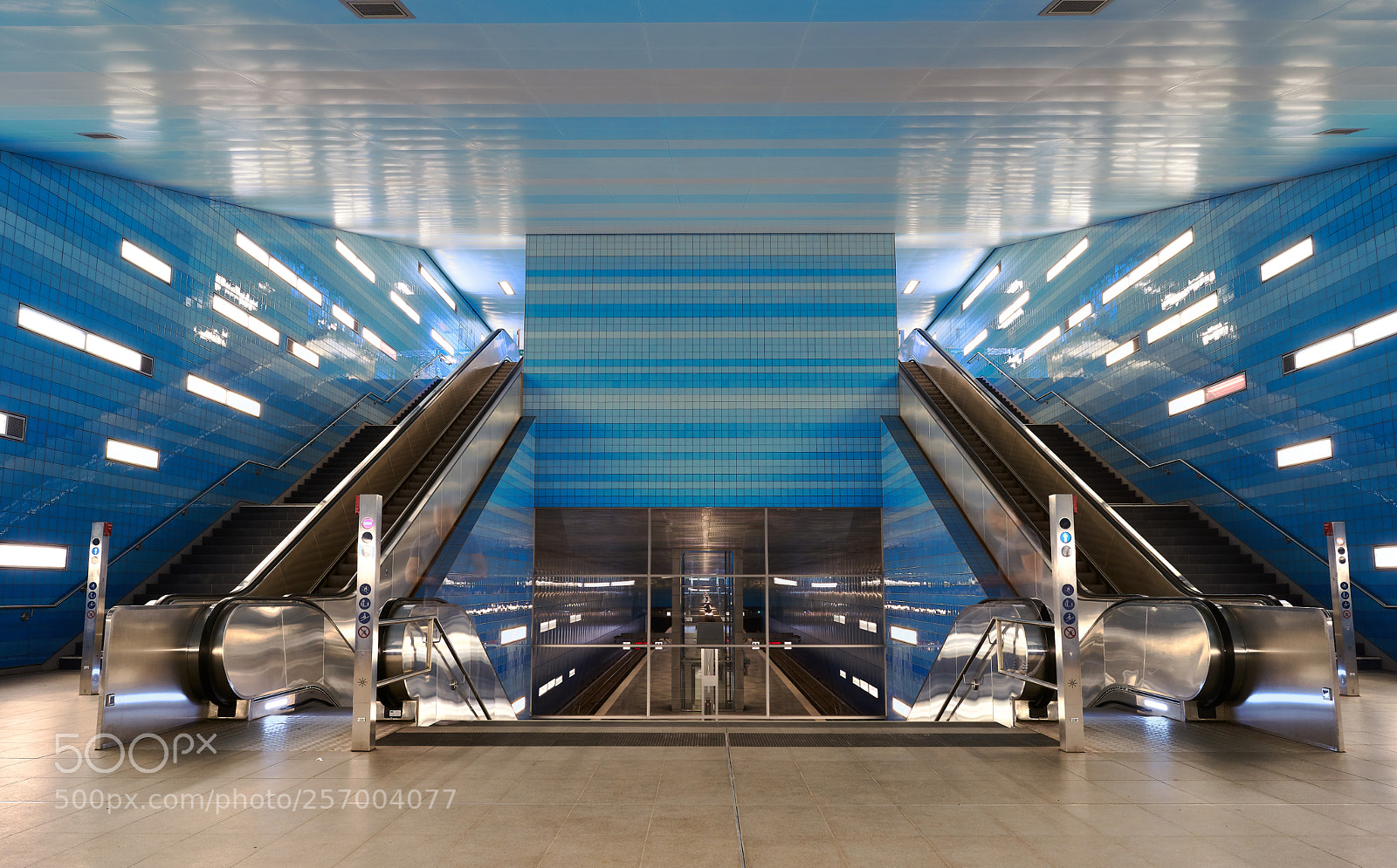 Sony a7 II sample photo. Hamburgs u4 station photography