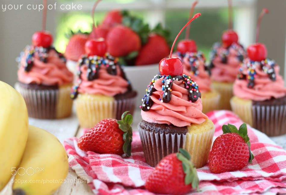 Canon EOS 600D (Rebel EOS T3i / EOS Kiss X5) sample photo. Banana split cupcakes photography
