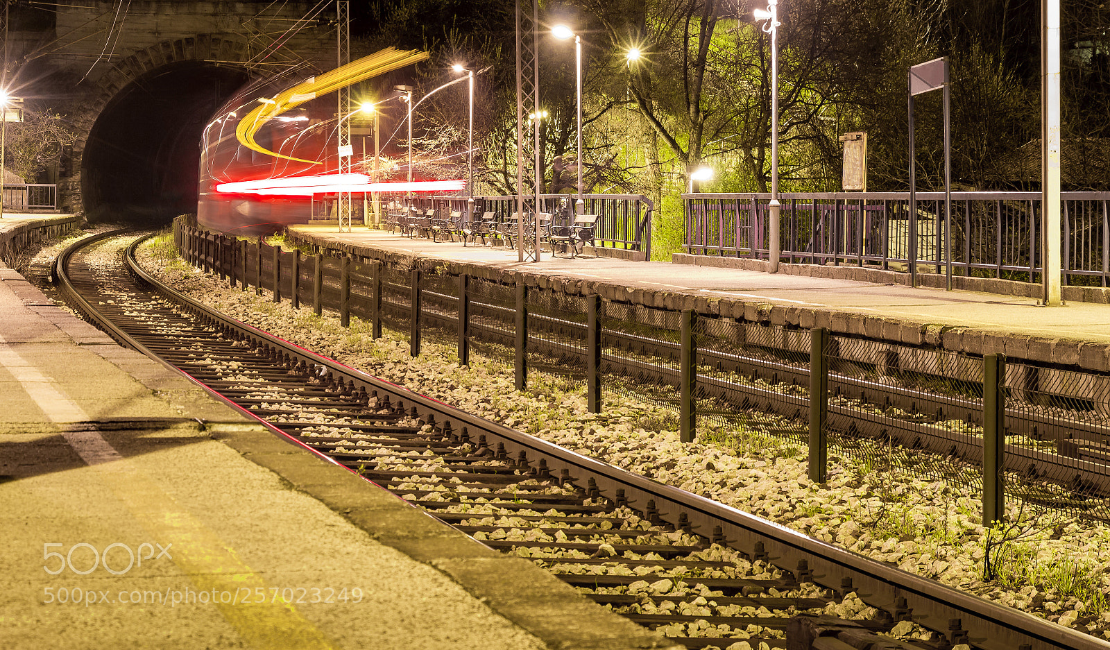 Canon EOS 700D (EOS Rebel T5i / EOS Kiss X7i) sample photo. Leaving train into the photography
