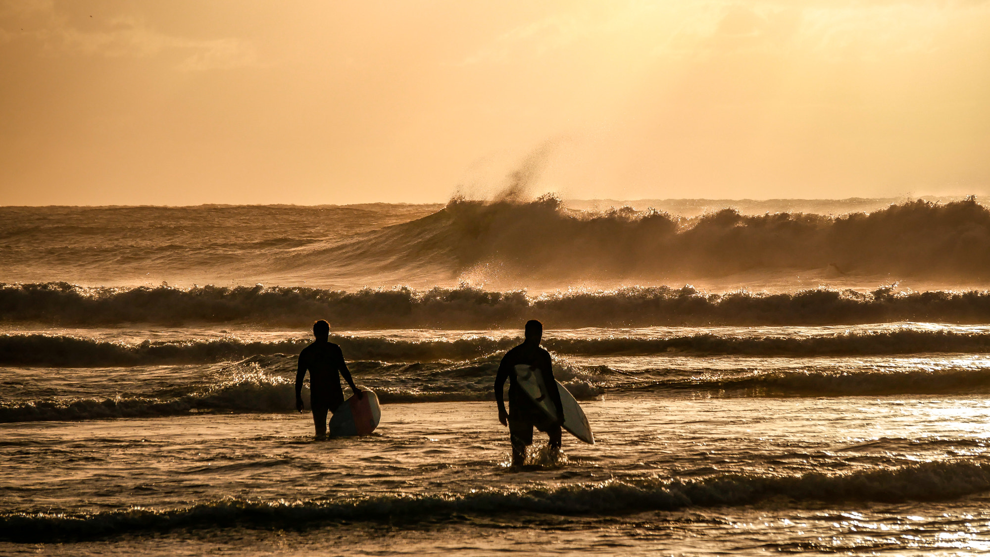 Panasonic Lumix DMC-GX85 (Lumix DMC-GX80 / Lumix DMC-GX7 Mark II) sample photo. Morning surf photography