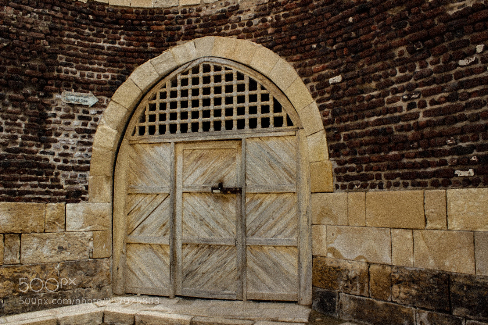 Canon EOS 600D (Rebel EOS T3i / EOS Kiss X5) sample photo. Behind closed doors photography