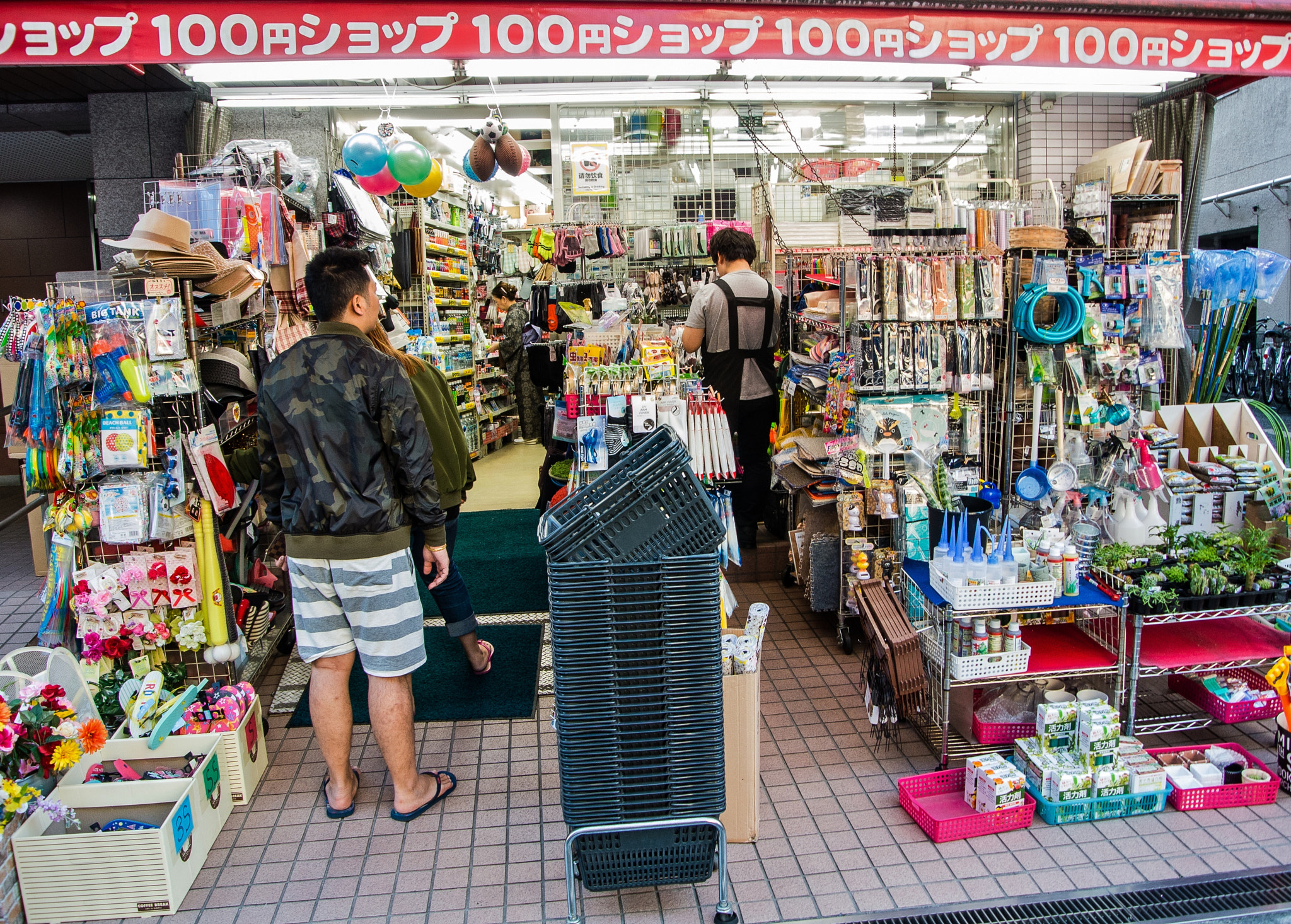 Nikon 1 V1 sample photo. 100 yen shop photography