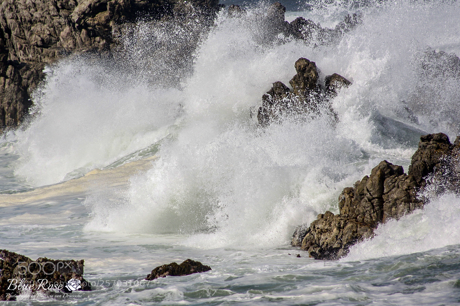 Canon EOS 1000D (EOS Digital Rebel XS / EOS Kiss F) sample photo. Waves breaking over rocks photography