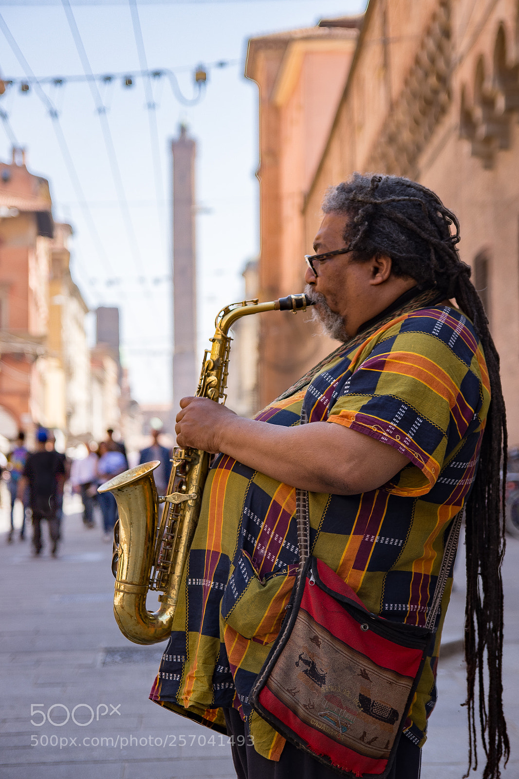 Canon EOS 100D (EOS Rebel SL1 / EOS Kiss X7) sample photo. Street saxophonist photography