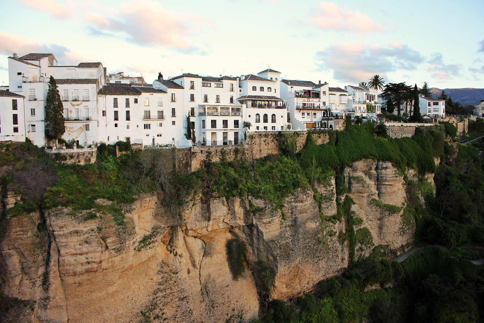 Canon EOS 550D (EOS Rebel T2i / EOS Kiss X4) sample photo. Casas colgadas en ronda photography