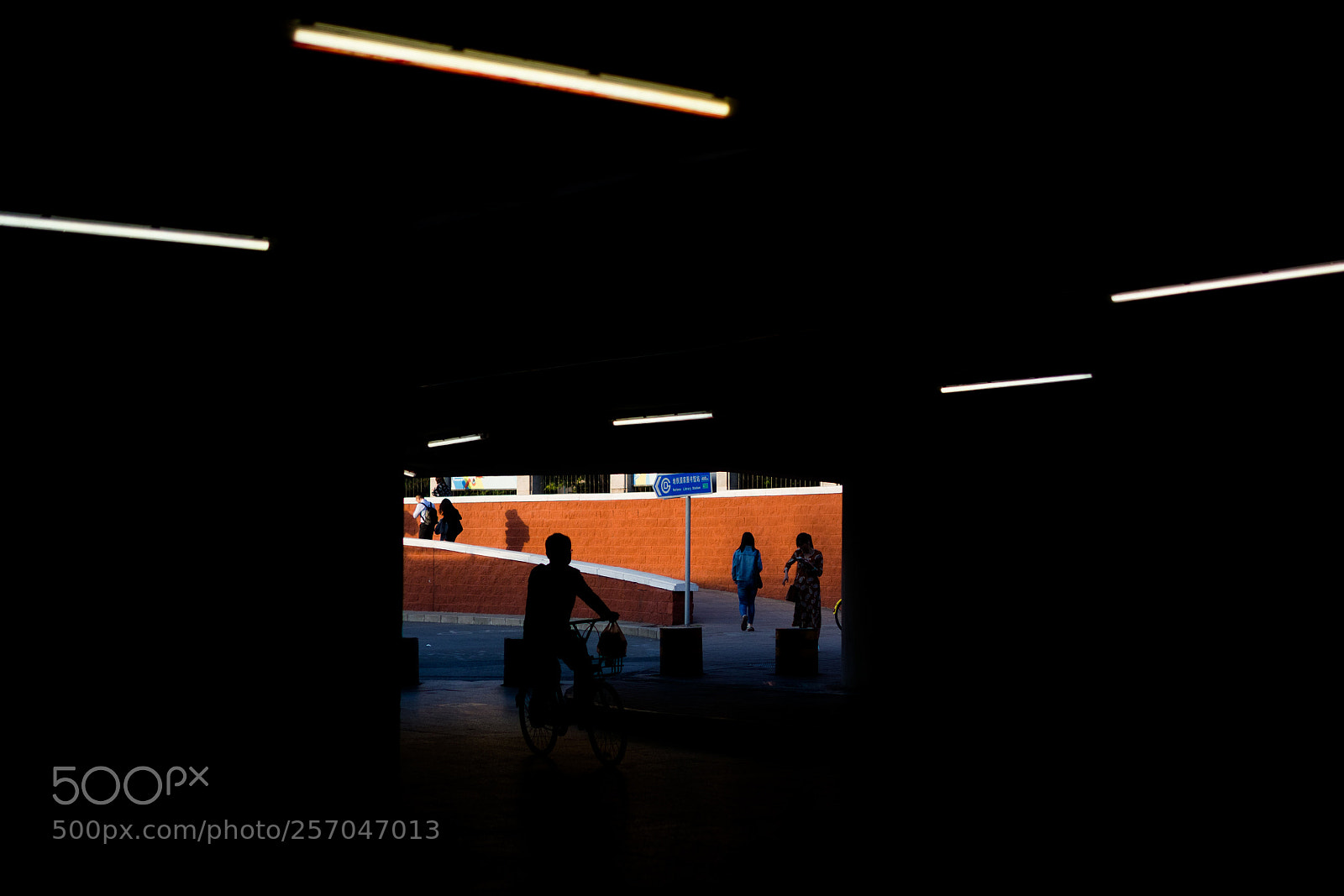 Olympus OM-D E-M10 II sample photo. Underpass at rush hour photography