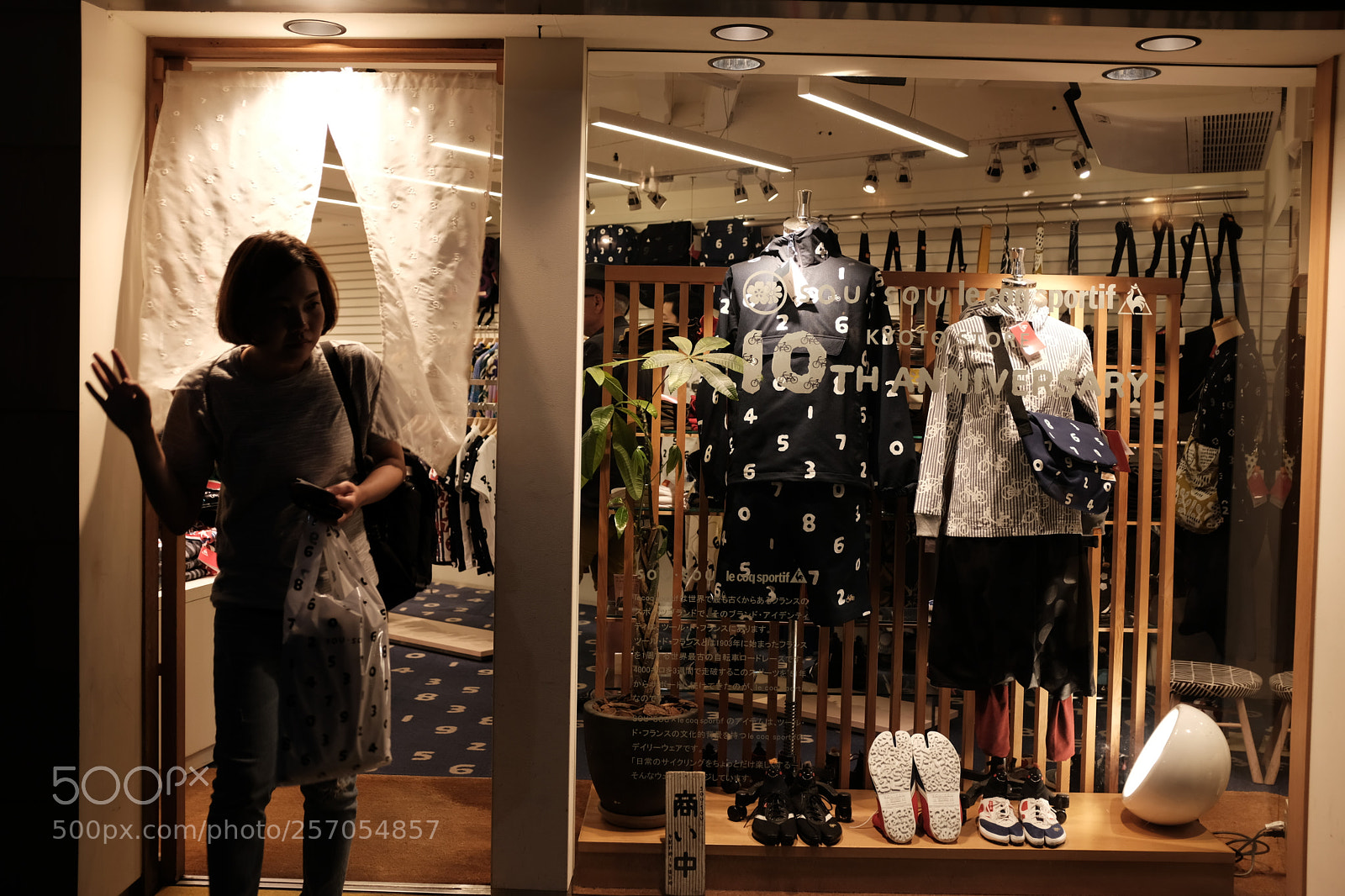 Fujifilm X100F sample photo. Shopping photography