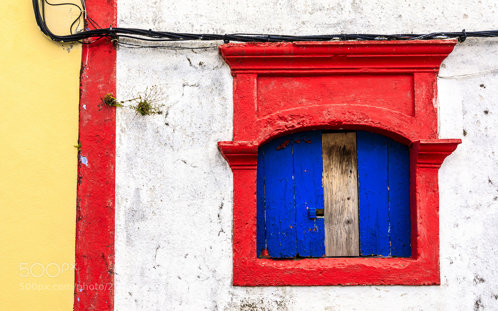 Canon EOS 5D Mark IV sample photo. Açores-faial-horta-red wndow photography