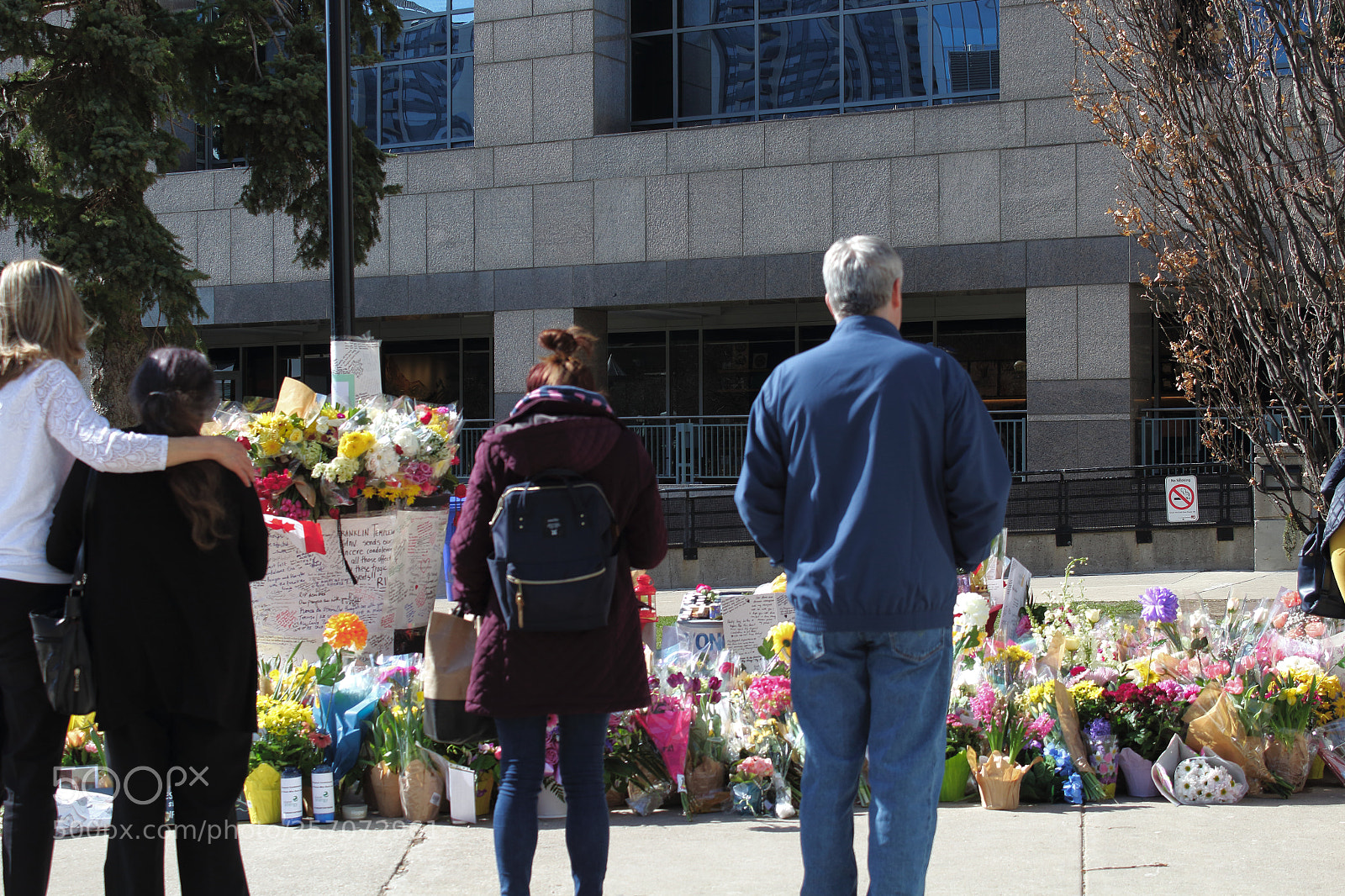 Canon EOS 1200D (EOS Rebel T5 / EOS Kiss X70 / EOS Hi) sample photo. Makeshift memorial photography