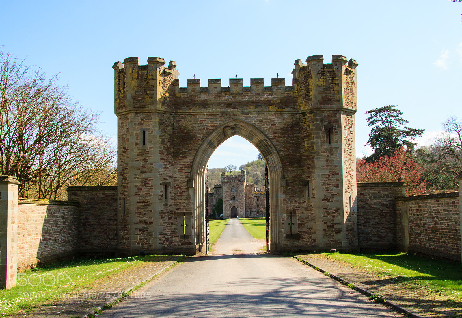Canon EOS 500D (EOS Rebel T1i / EOS Kiss X3) sample photo. Hampton court castle gatehouse photography