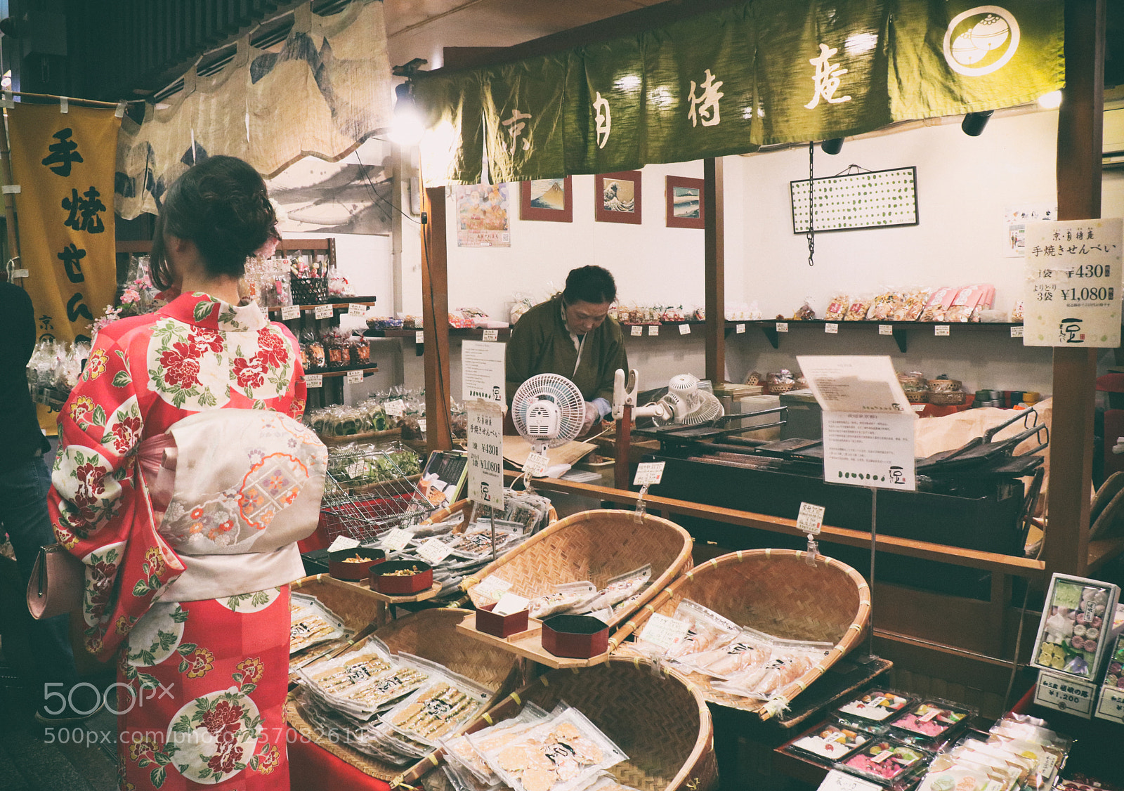 Canon EOS M5 sample photo. Kyoto market photography