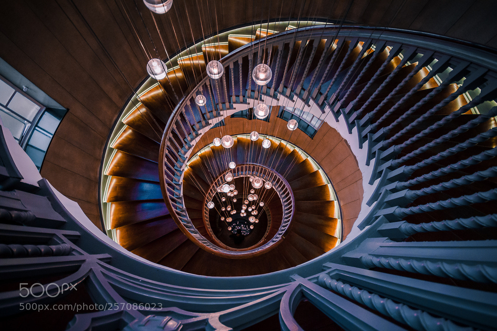 Canon EOS 550D (EOS Rebel T2i / EOS Kiss X4) sample photo. Heal's staircase photography