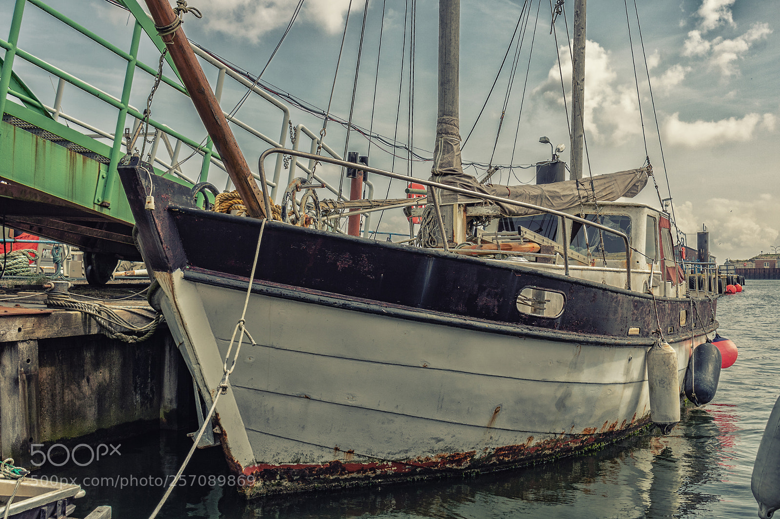 Canon EOS 750D (EOS Rebel T6i / EOS Kiss X8i) sample photo. Lonely sailboat photography