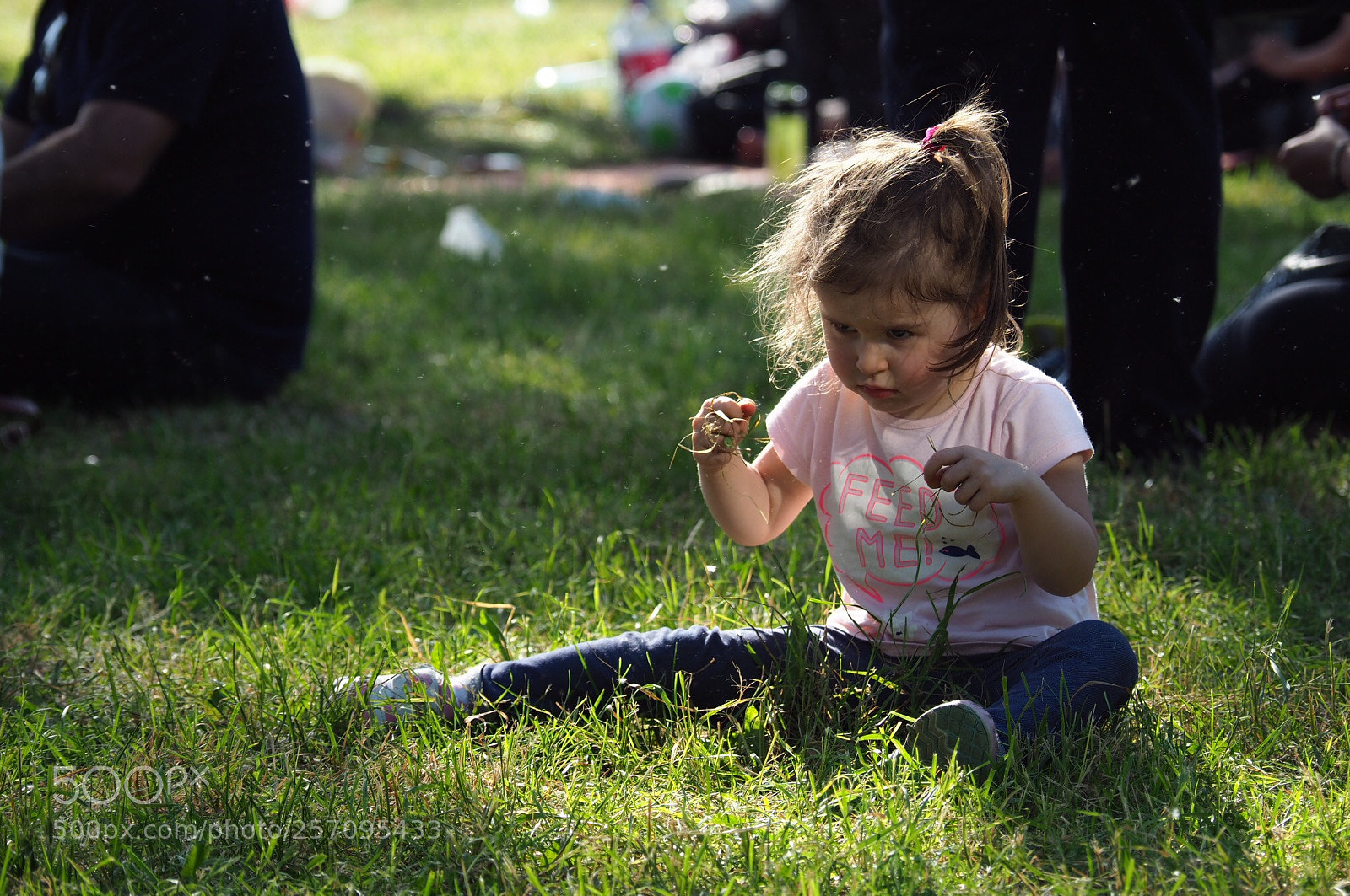 Olympus OM-D E-M1 Mark II sample photo. Child in green photography
