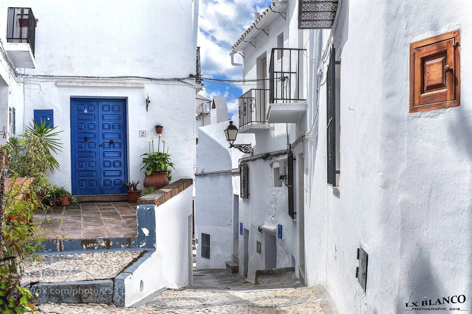 Fujifilm X-T2 sample photo. The blue door photography