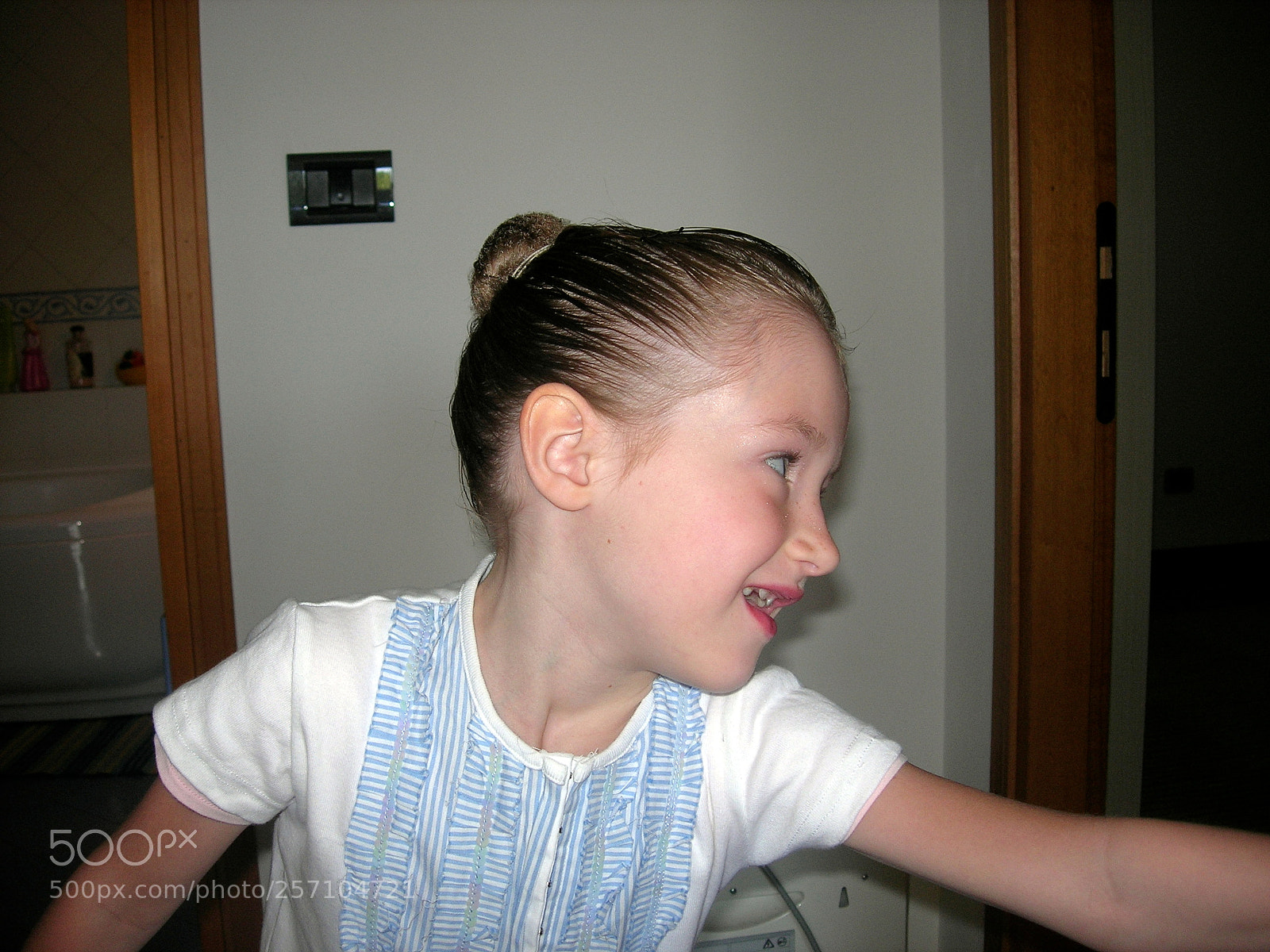 Nikon E5900 sample photo. L'acconciatura () photography