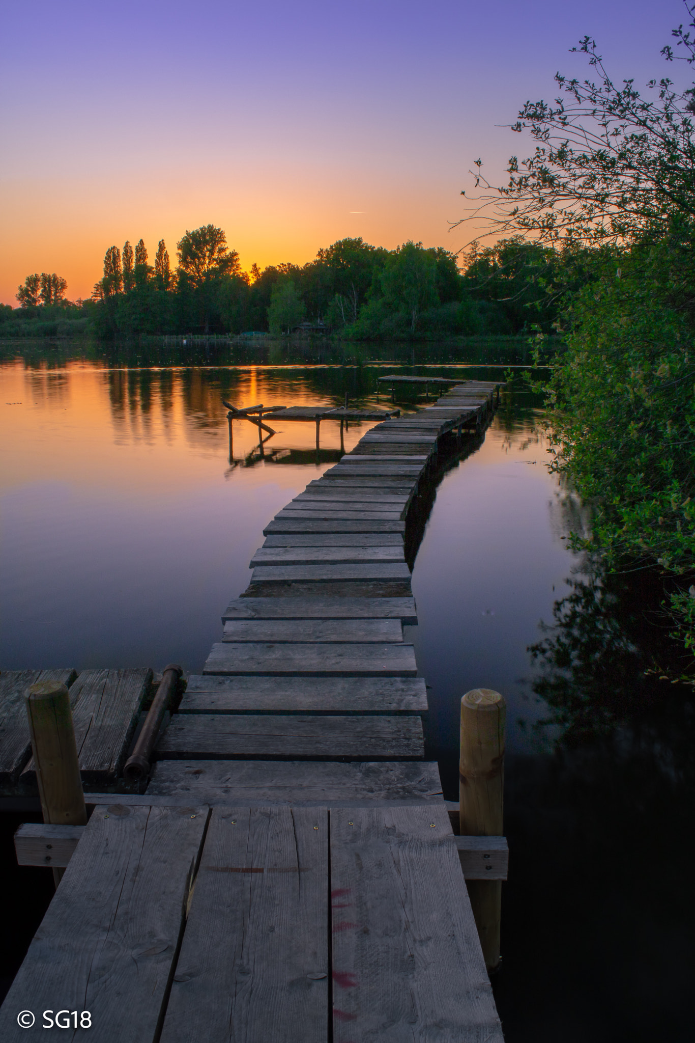 Canon EOS 2000D (EOS Rebel T7 / EOS Kiss X90 / EOS 1500D) sample photo. Sunset at poelvensee photography