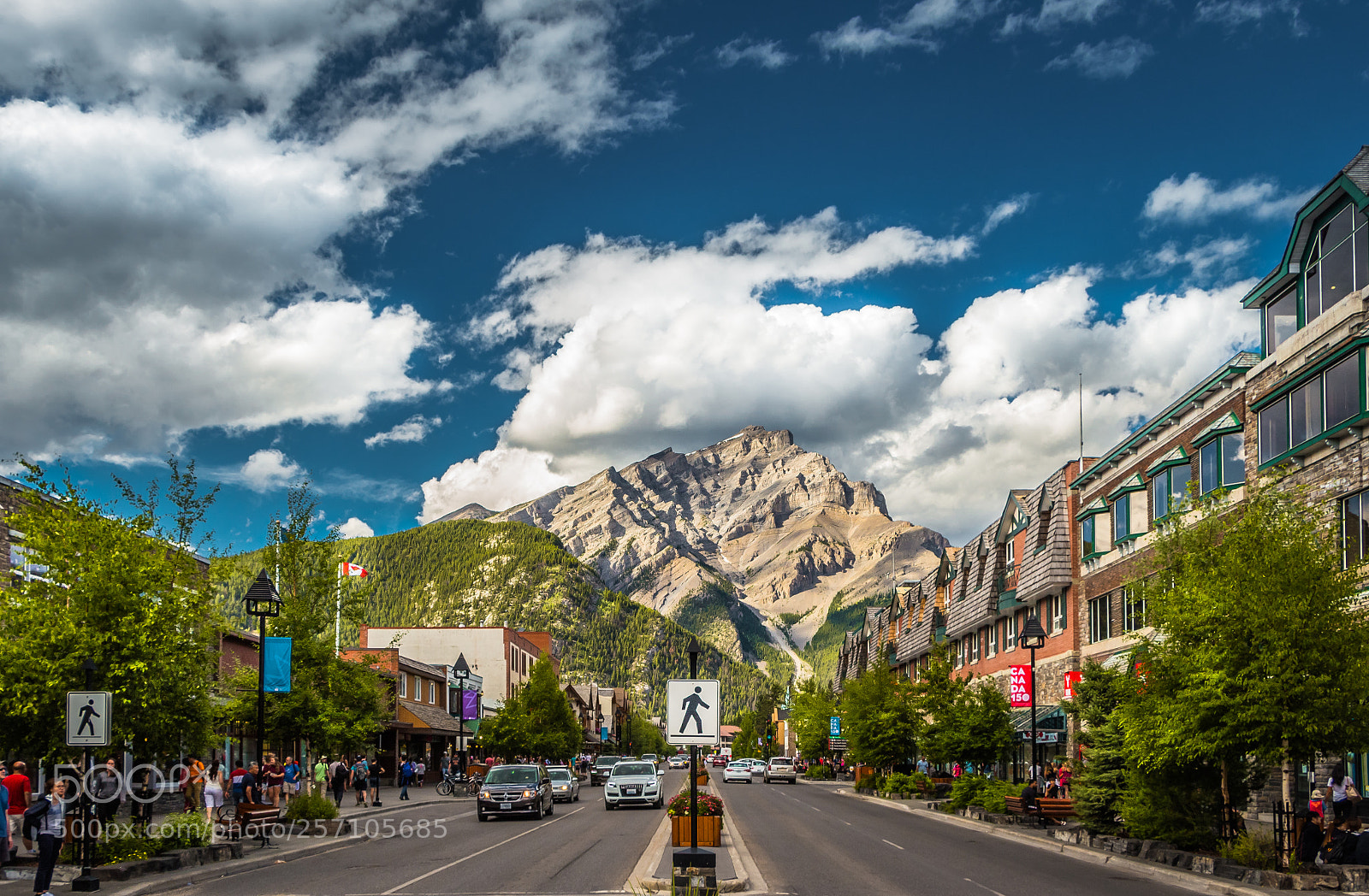 Canon EOS 700D (EOS Rebel T5i / EOS Kiss X7i) sample photo. Banff avenue photography