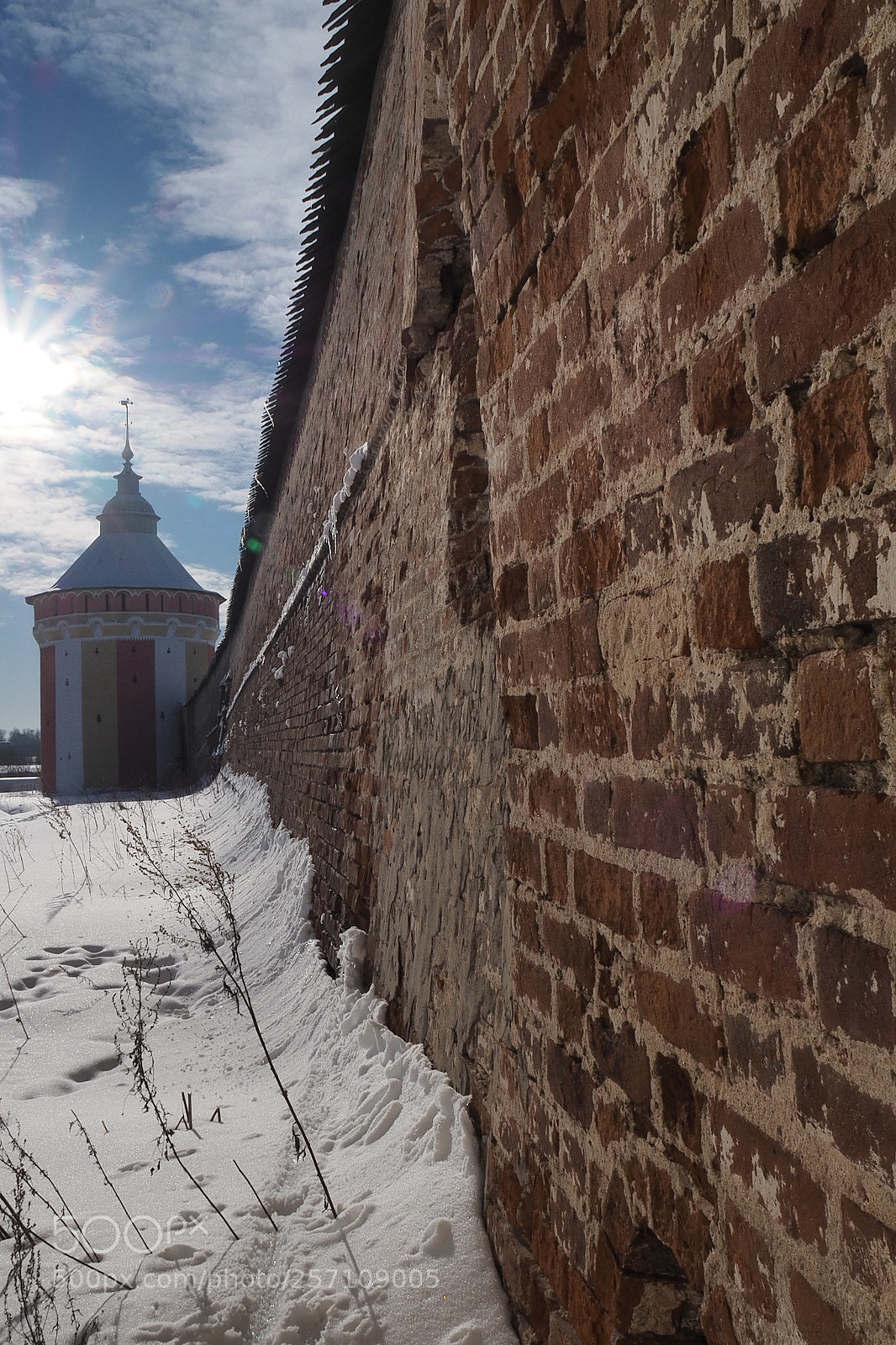 Olympus OM-D E-M5 II sample photo. старый кирпич, свжий снег photography