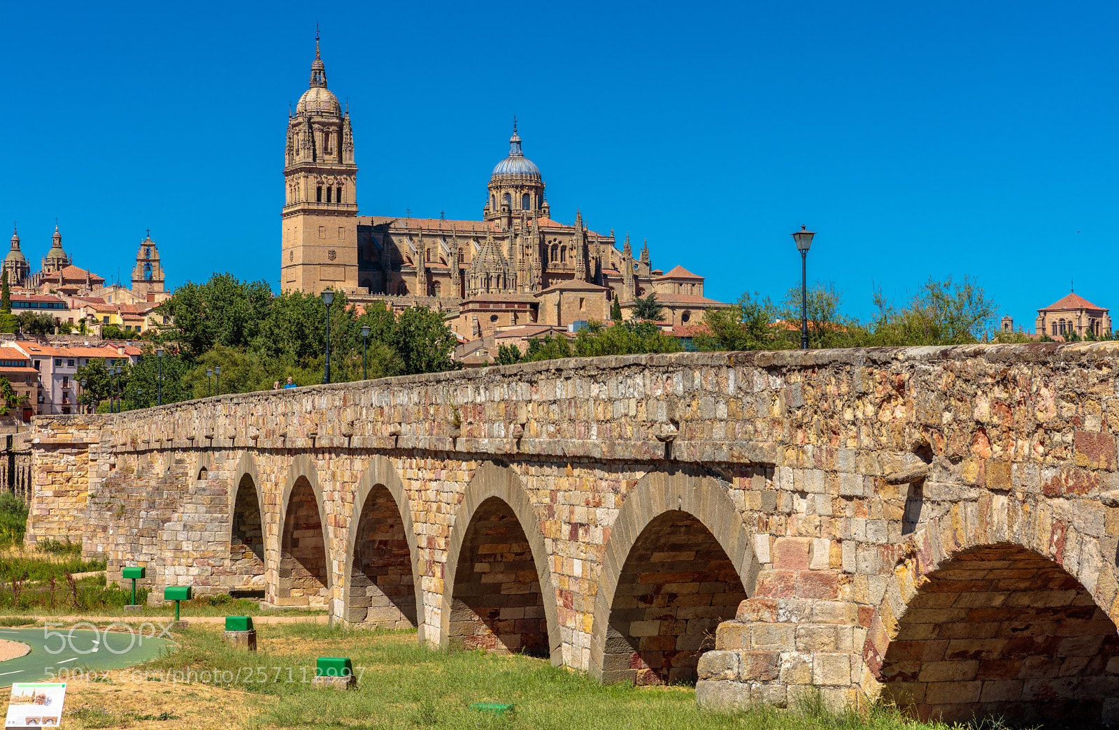 Canon EOS 5DS R sample photo. Puente romano y catedral photography