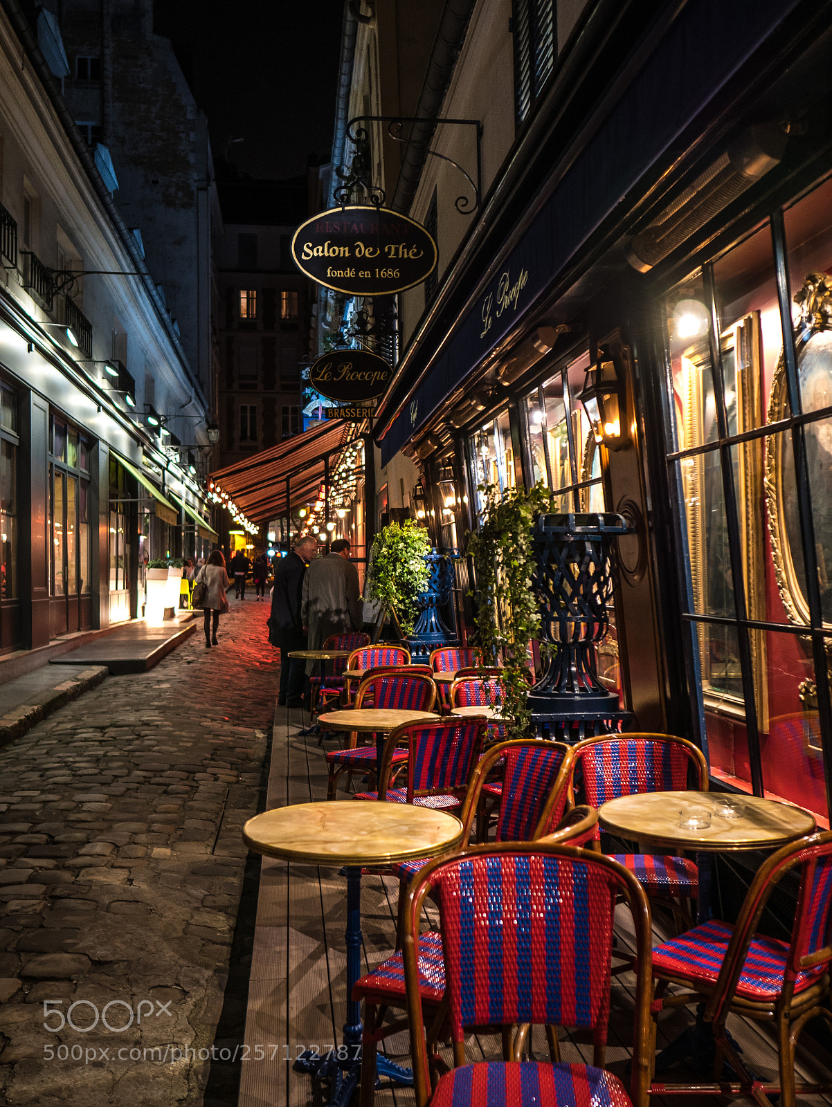 Panasonic Lumix DMC-GX85 (Lumix DMC-GX80 / Lumix DMC-GX7 Mark II) sample photo. Salon de thé à paris photography