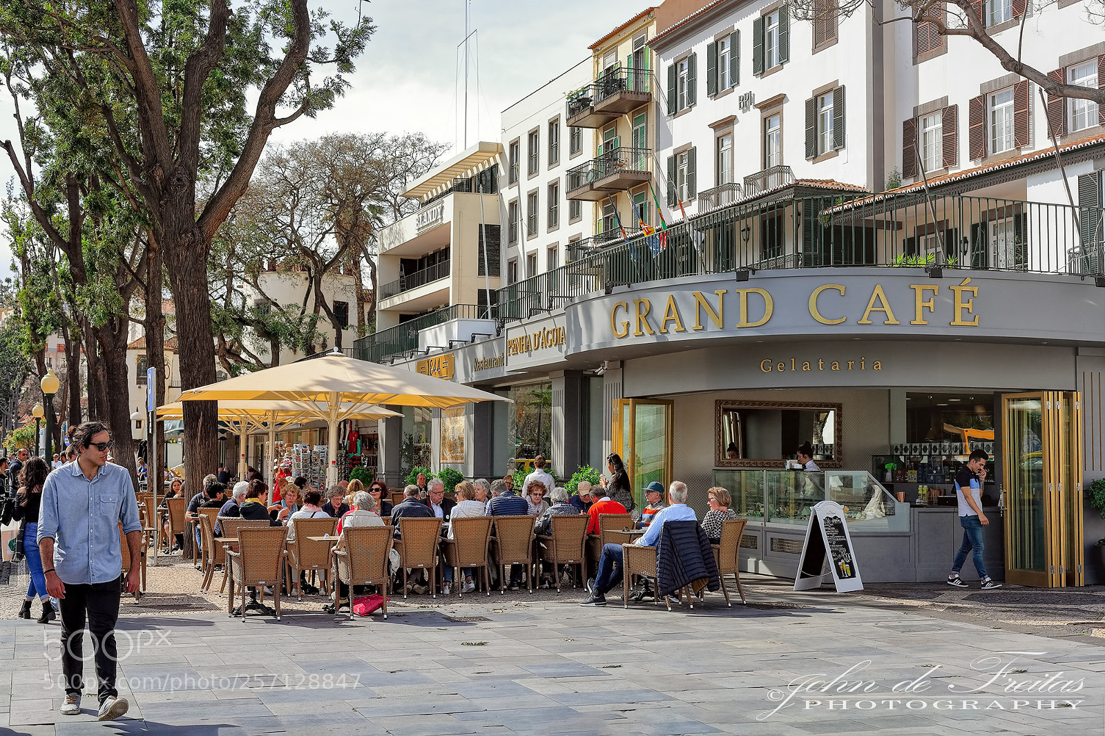Canon EOS 5D Mark II sample photo. Grand café photography