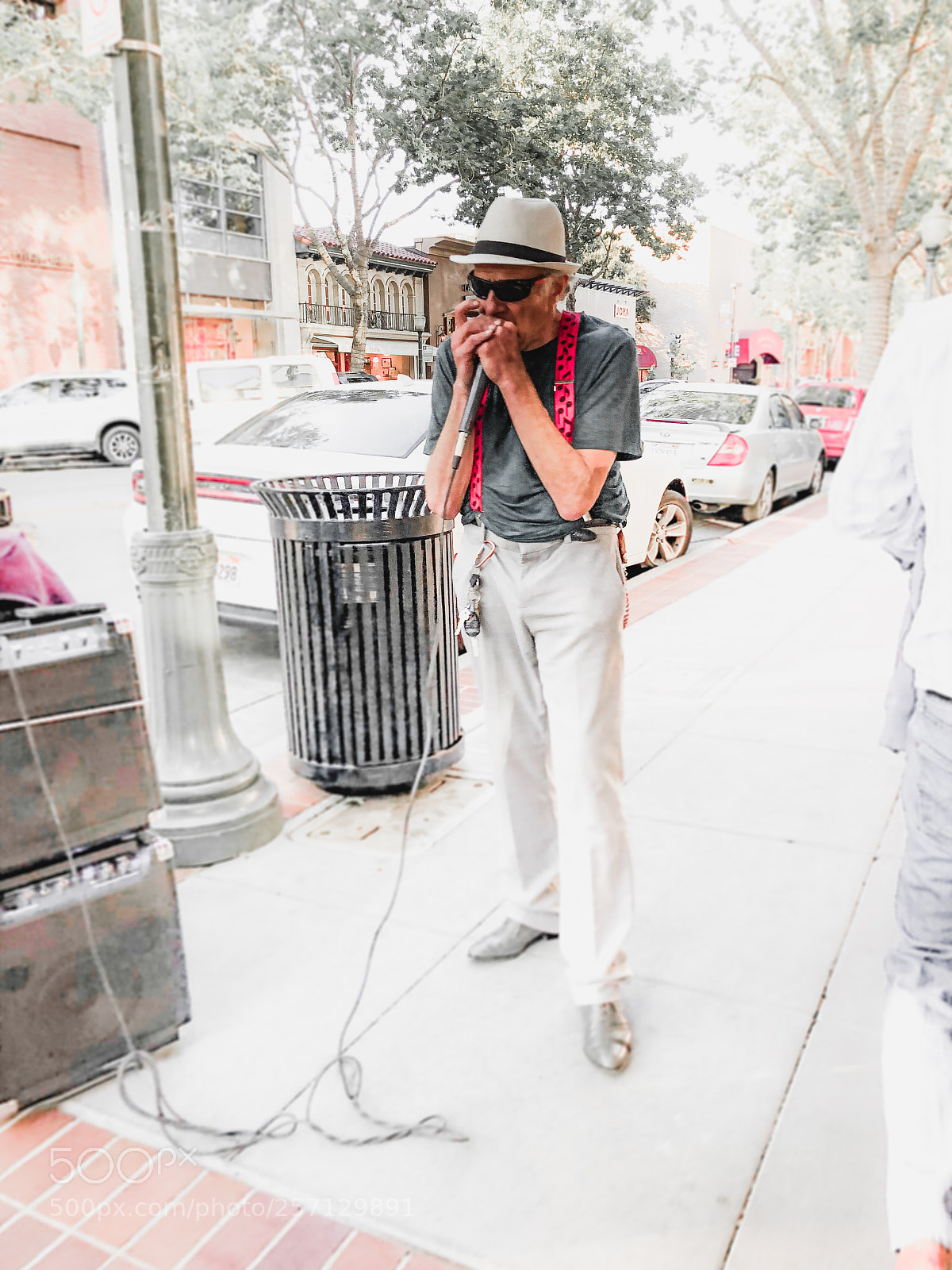 Apple iPhone X sample photo. Street musician photography