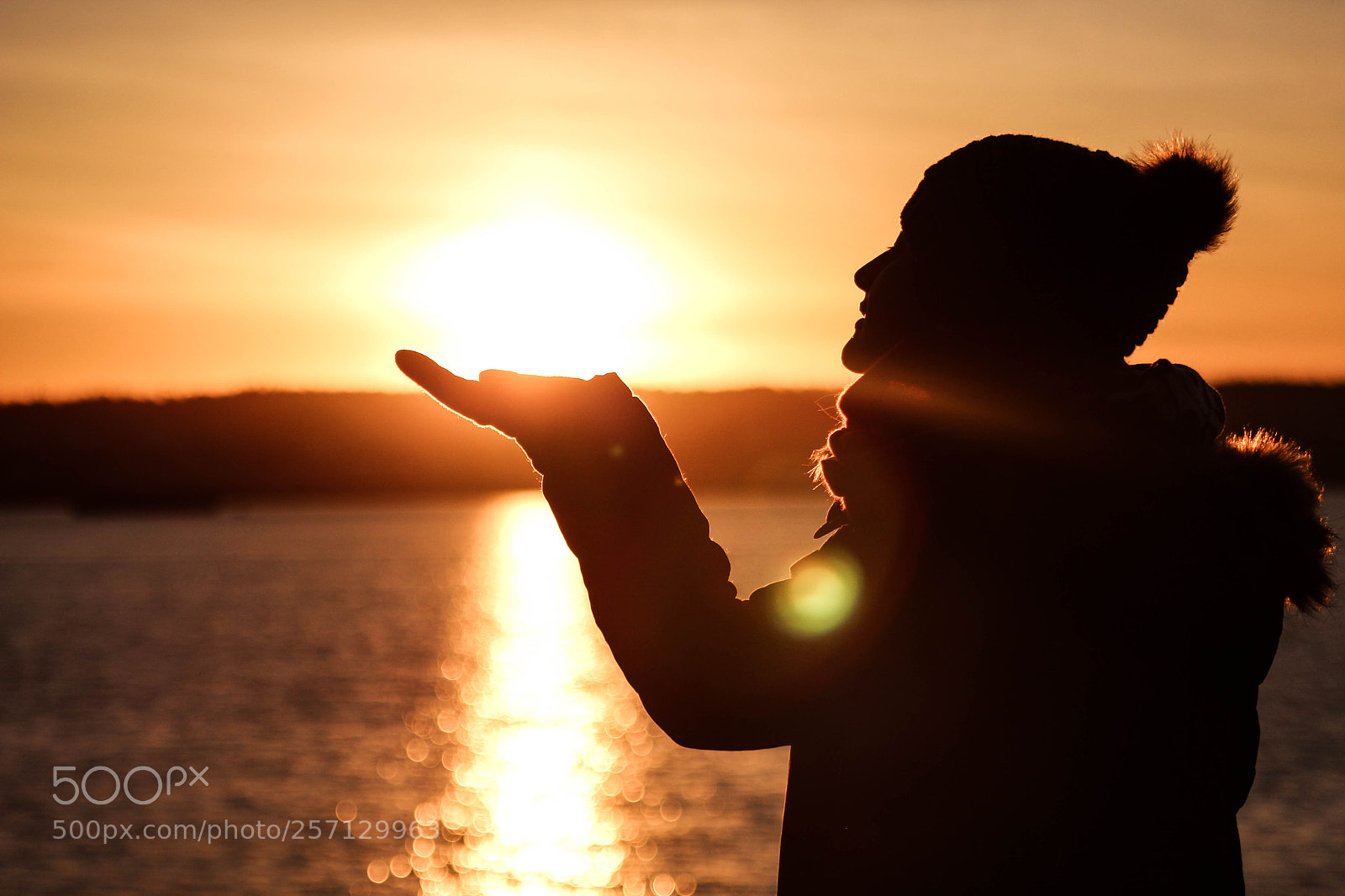 Canon EOS 700D (EOS Rebel T5i / EOS Kiss X7i) sample photo. Woman holding the sun photography
