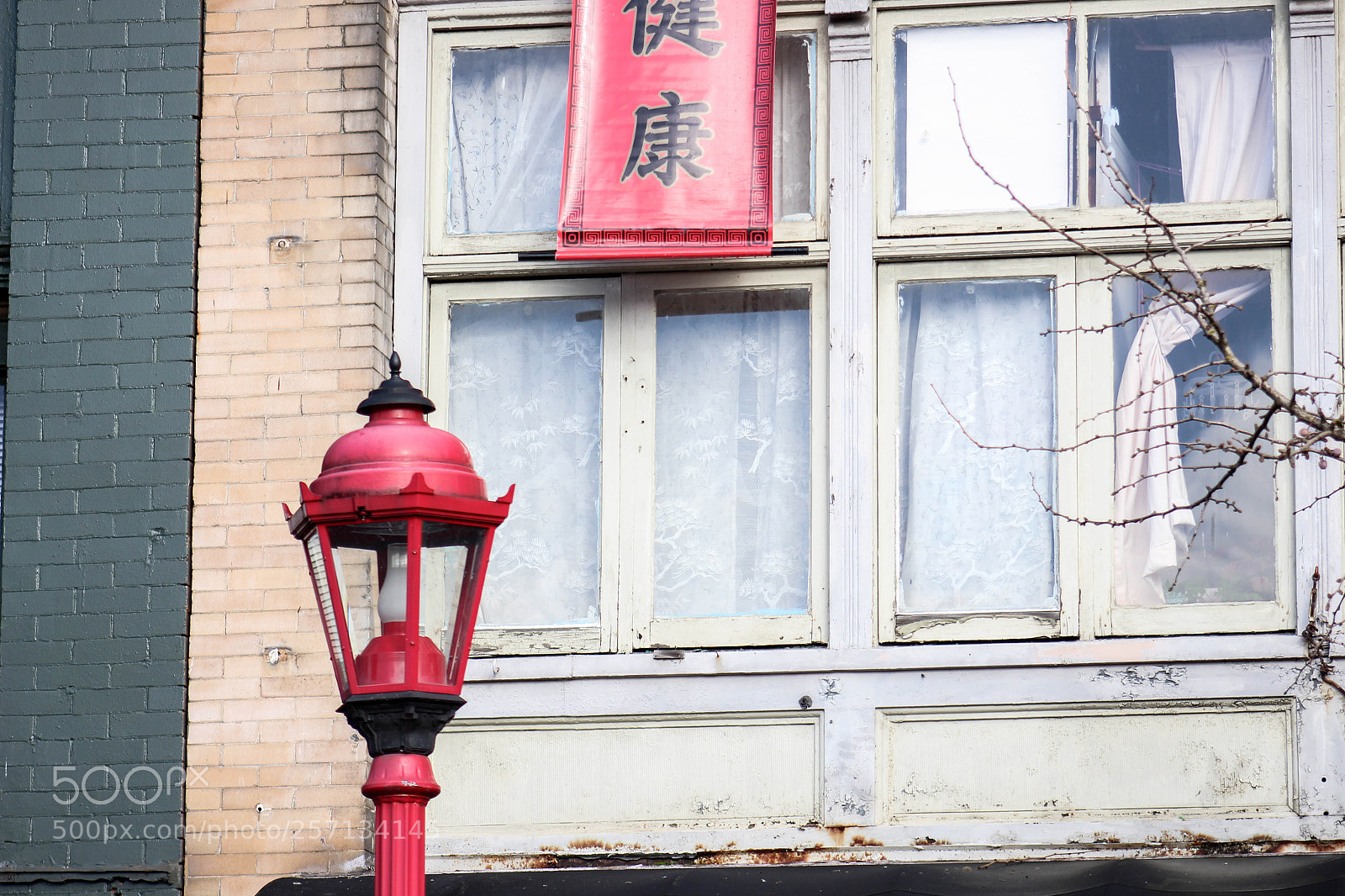 Canon EOS 700D (EOS Rebel T5i / EOS Kiss X7i) sample photo. Chinatown red light pole photography