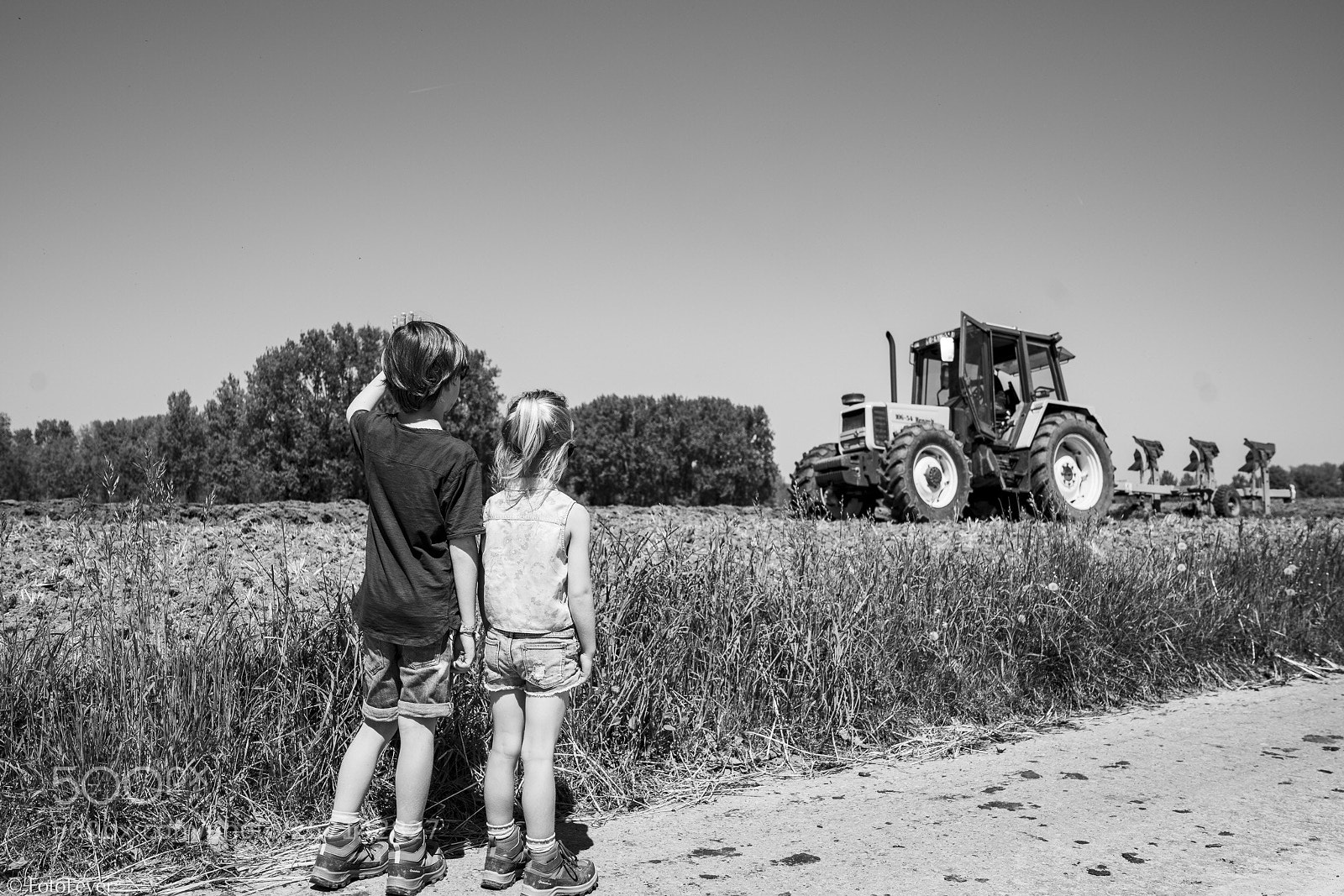 Sony a7R III sample photo. Kids & a tractor photography