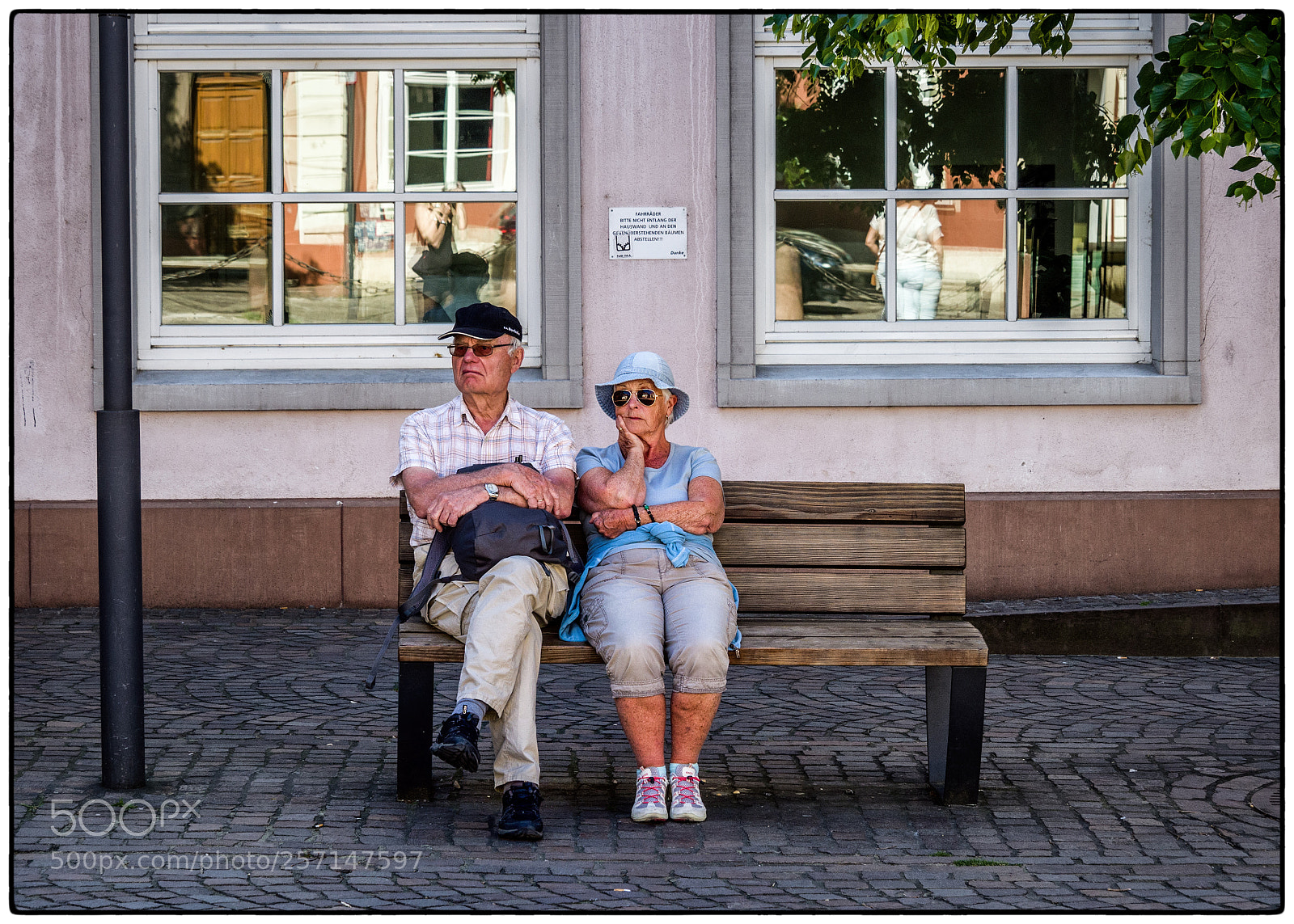 Olympus OM-D E-M10 II sample photo. Sit on the bench photography
