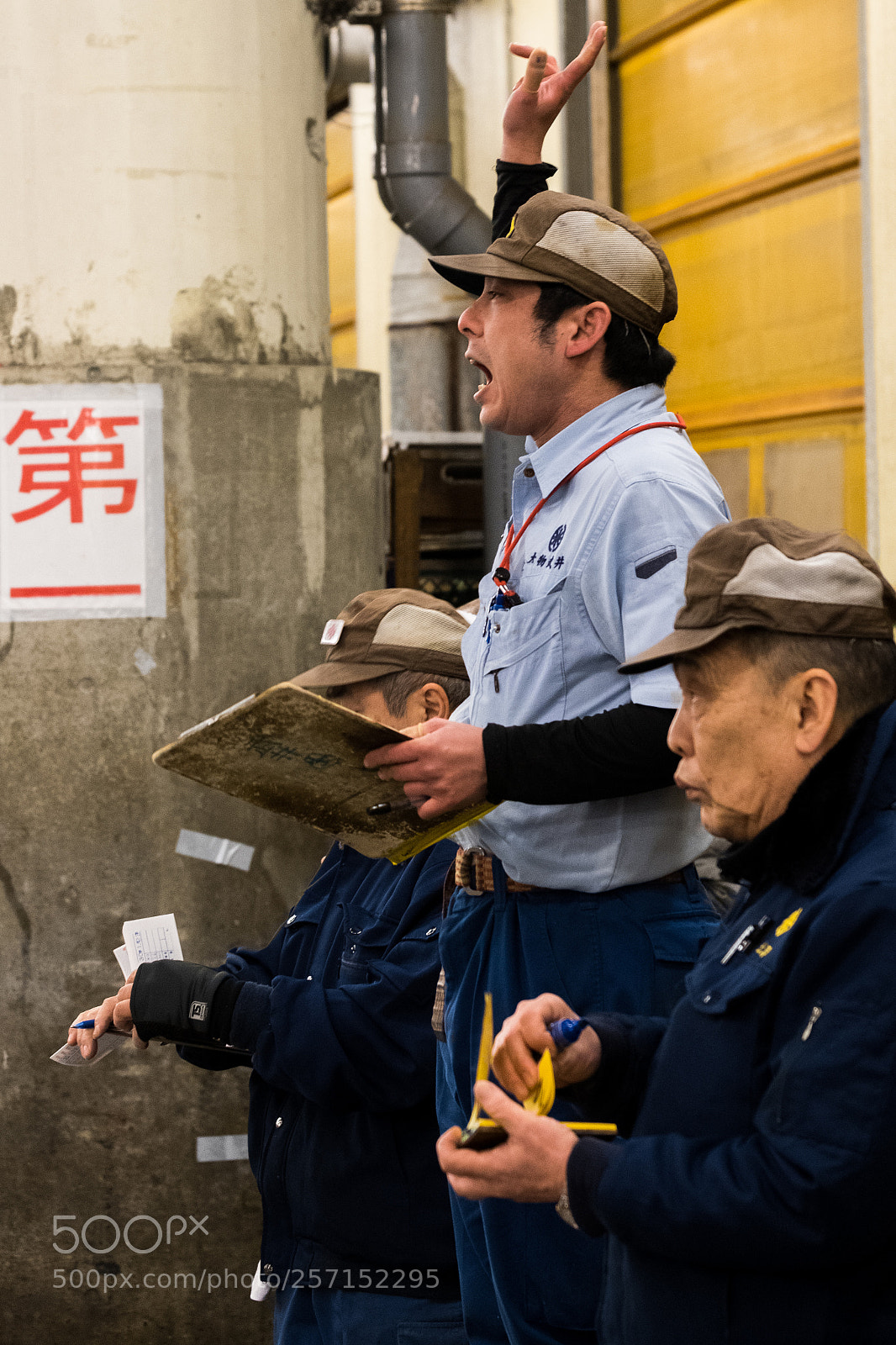 Fujifilm X-T2 sample photo. Tsukiji tuna auction photography