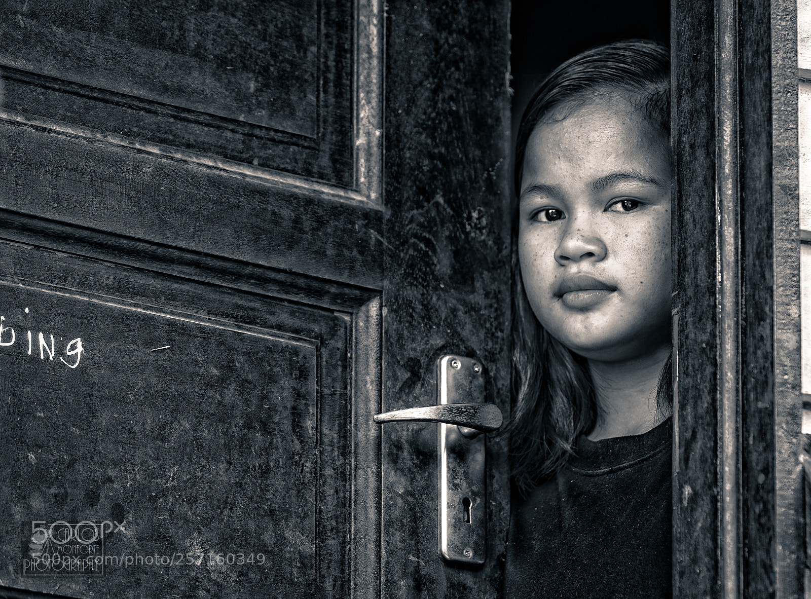 Canon EOS-1D X Mark II sample photo. Door girl. photography
