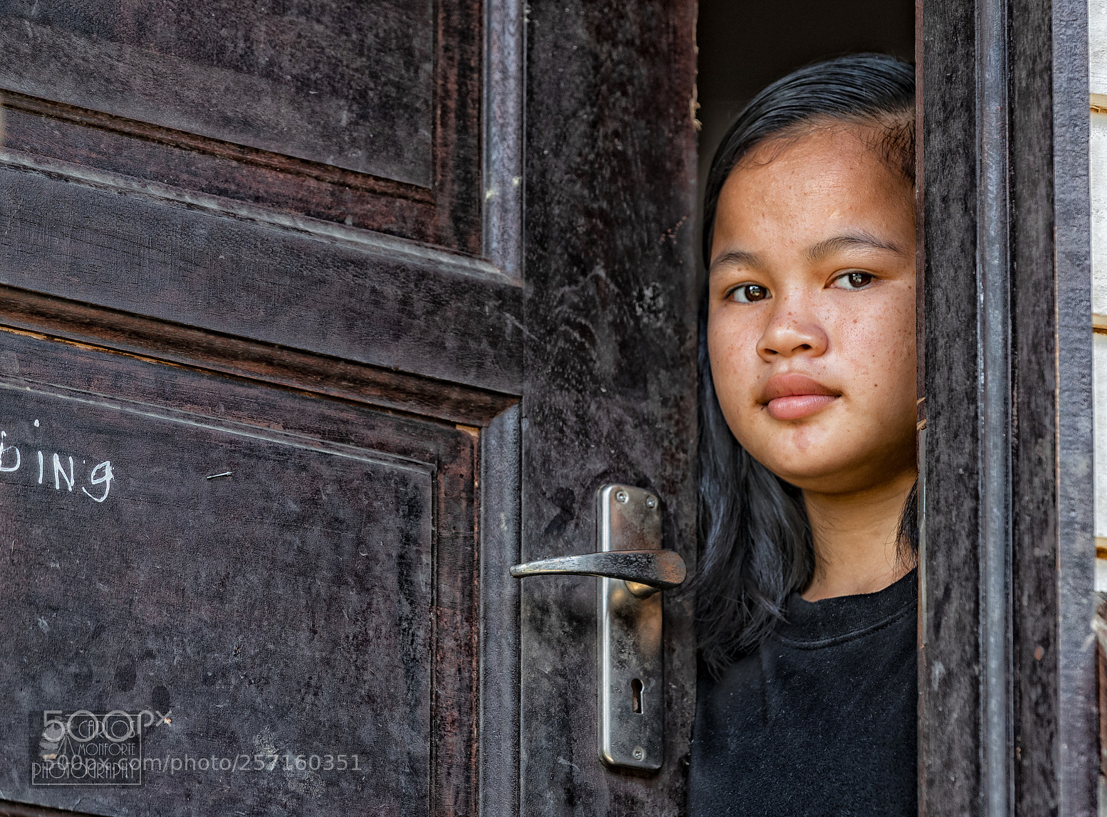 Canon EOS-1D X Mark II sample photo. Door girl. photography