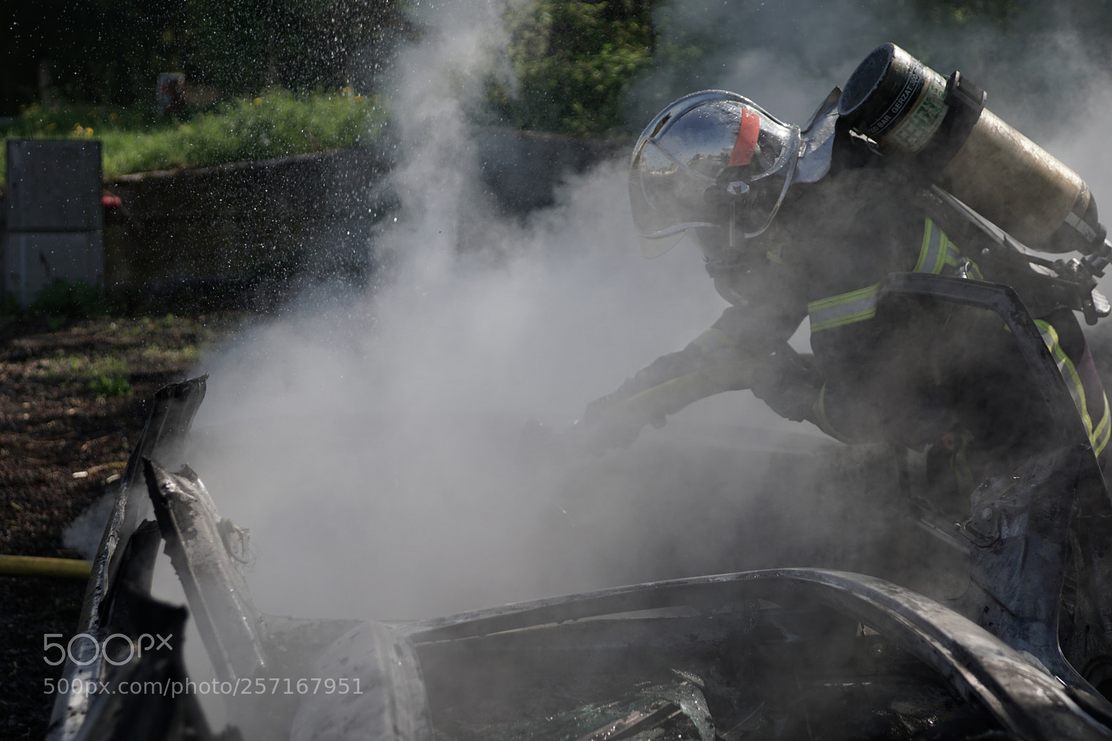 Sony ILCA-77M2 sample photo. Manoeuvre: feu de voiture photography