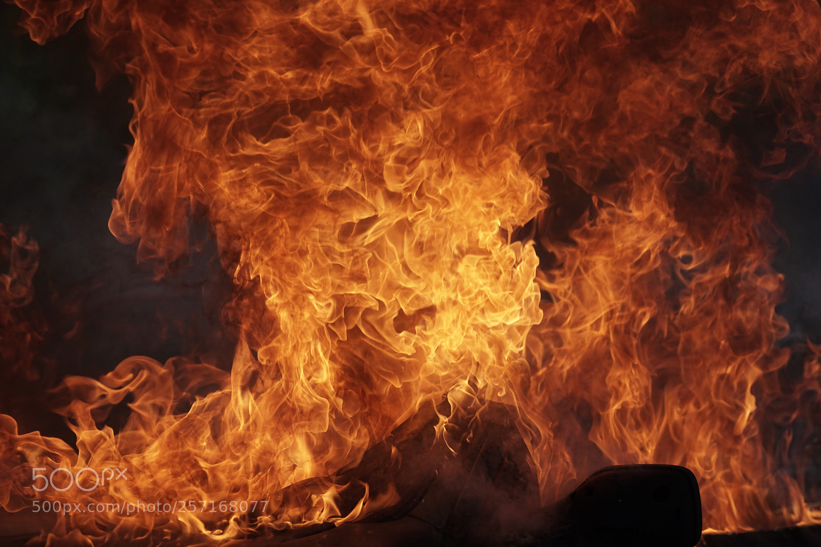 Sony ILCA-77M2 sample photo. Manoeuvre: feu de voiture photography