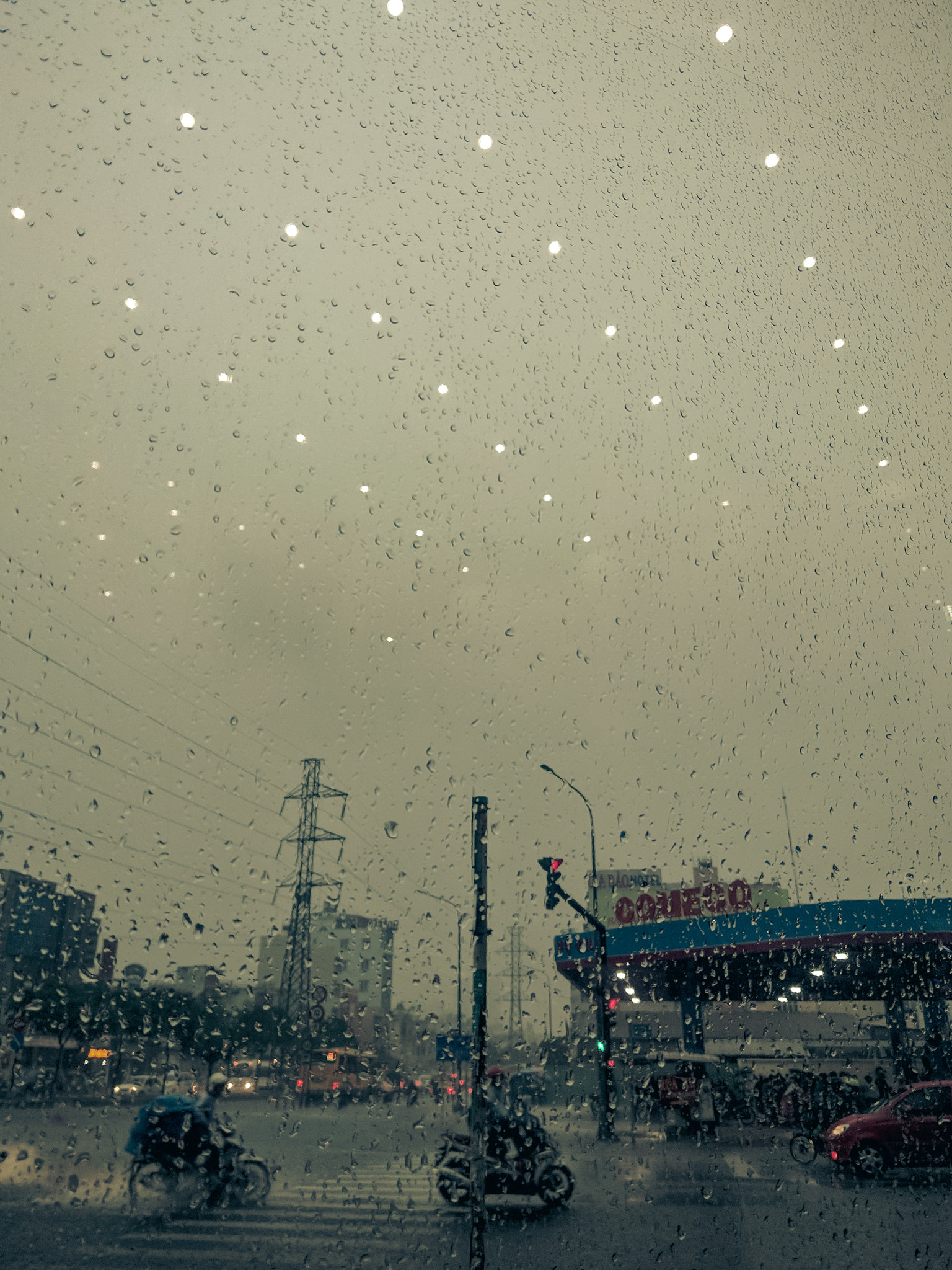 HTC U11 sample photo. Raining cats and dogs photography