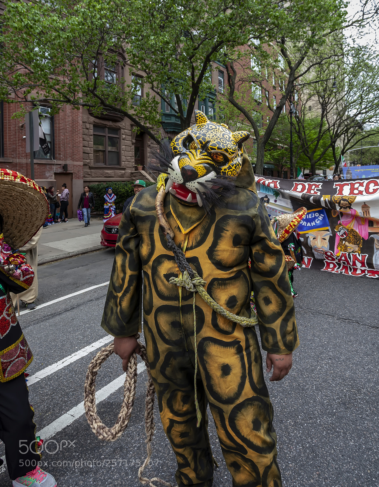 Canon EOS 5D Mark II sample photo. Cinco de mayo parade photography