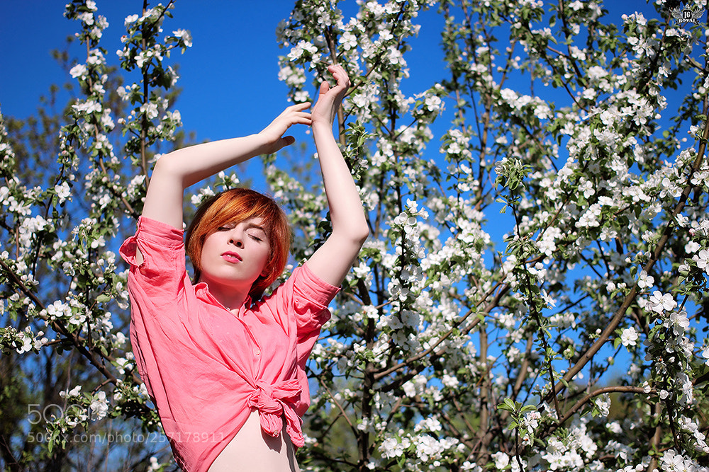 Canon EOS 600D (Rebel EOS T3i / EOS Kiss X5) sample photo. Red-haired girl on a photography