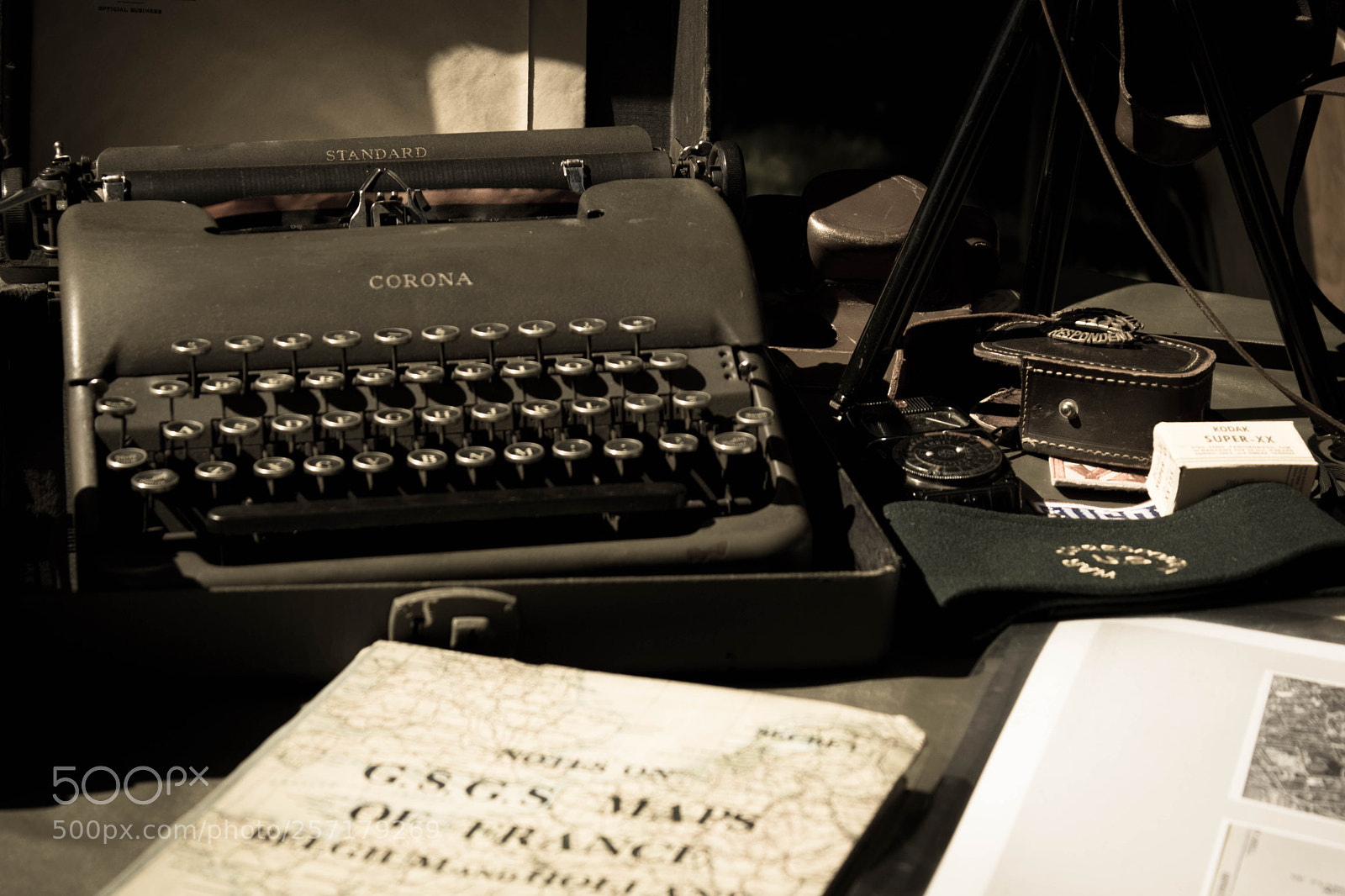 Canon EOS 200D (EOS Rebel SL2 / EOS Kiss X9) sample photo. Typewriter & maps photography