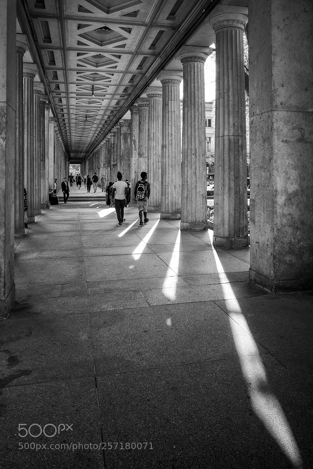 Leica Q (Typ 116) sample photo. El corredor del museo photography