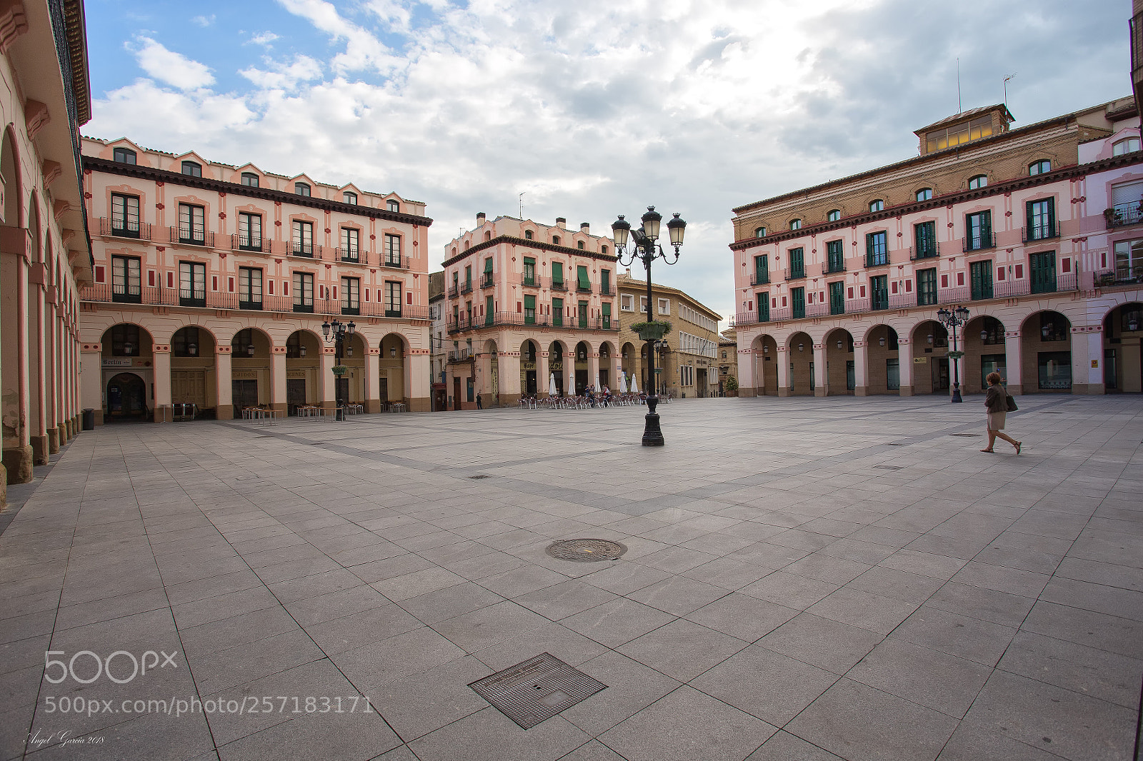 Canon EOS 6D sample photo. Cruzando la plaza l photography