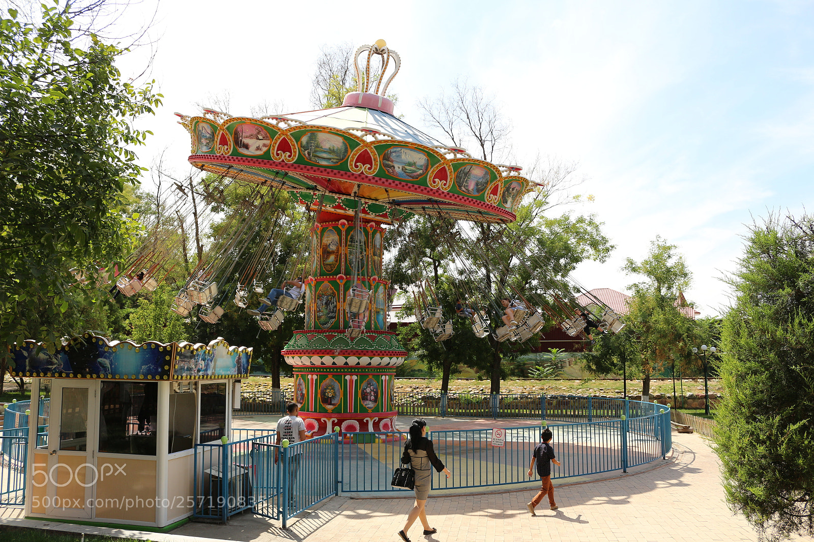 Canon EOS 700D (EOS Rebel T5i / EOS Kiss X7i) sample photo. карусель photography