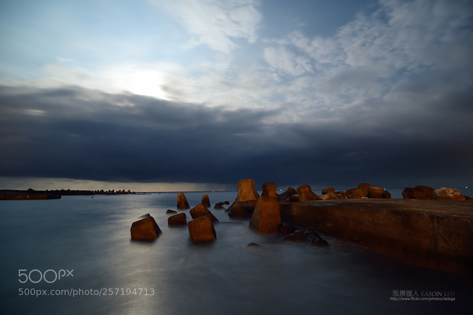 Nikon D810 sample photo. 月光海上的對流孢 photography