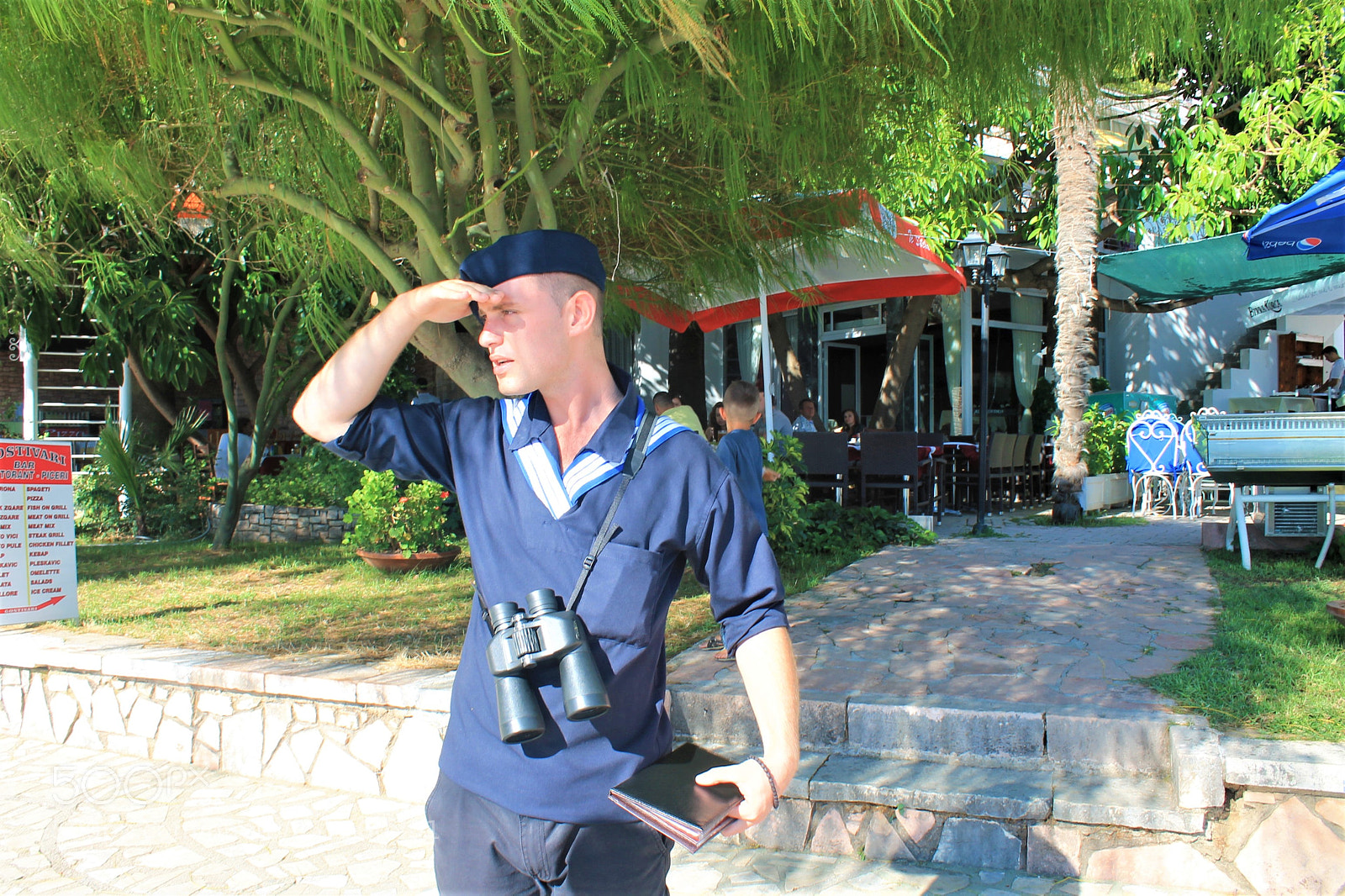 Canon EOS 1100D (EOS Rebel T3 / EOS Kiss X50) sample photo. The waiter. photography