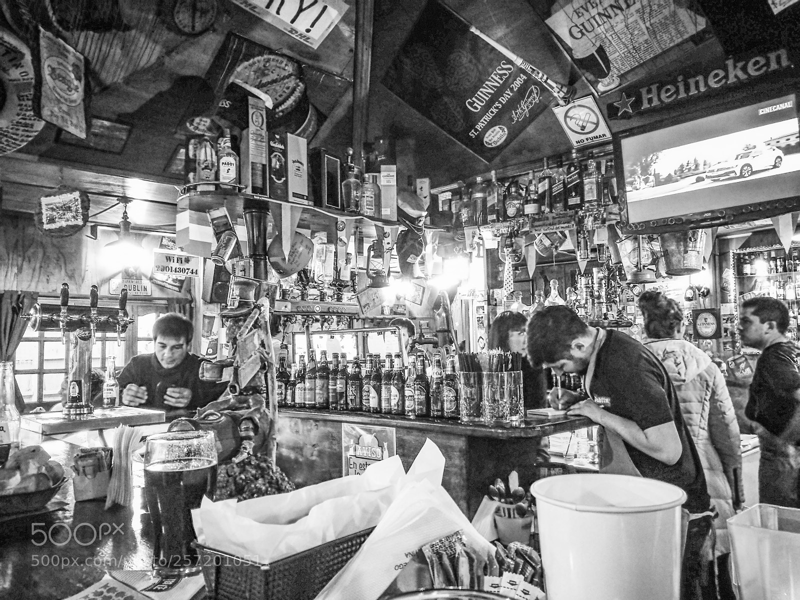 HUAWEI P9 sample photo. An iconic bar in photography
