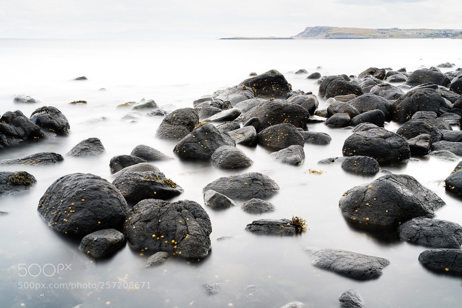 Sony a7R III sample photo. Rocks on flodigarry beach photography
