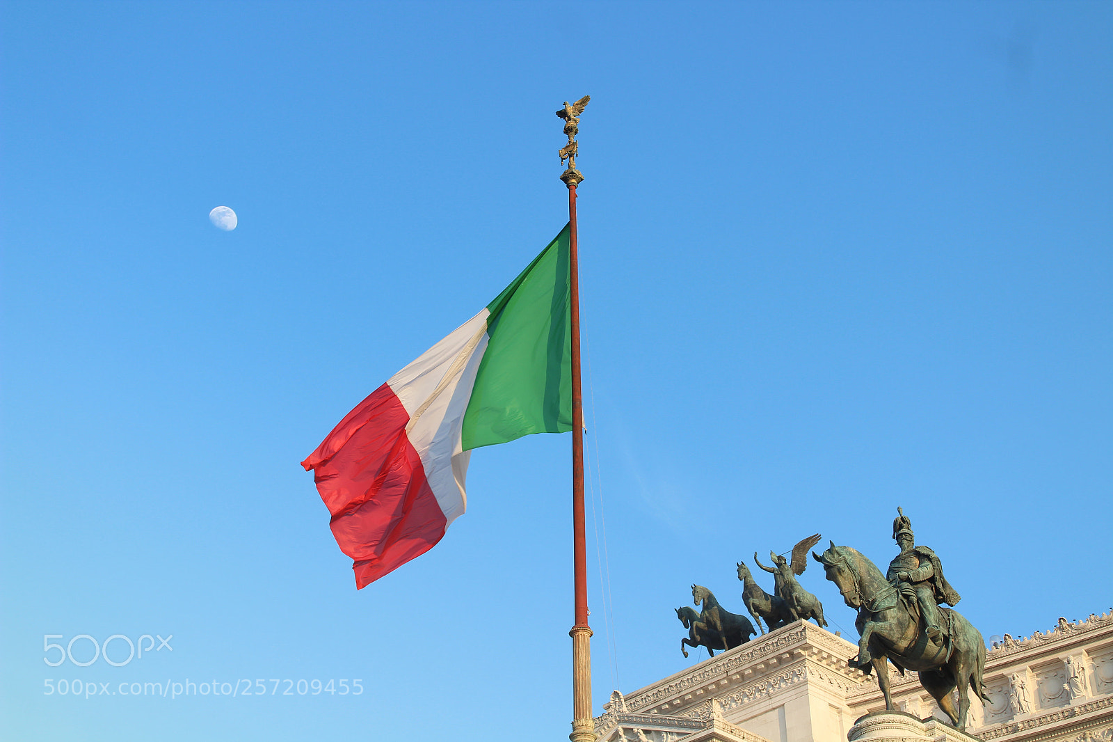 Canon EOS 1300D (EOS Rebel T6 / EOS Kiss X80) sample photo. Italian flag photography