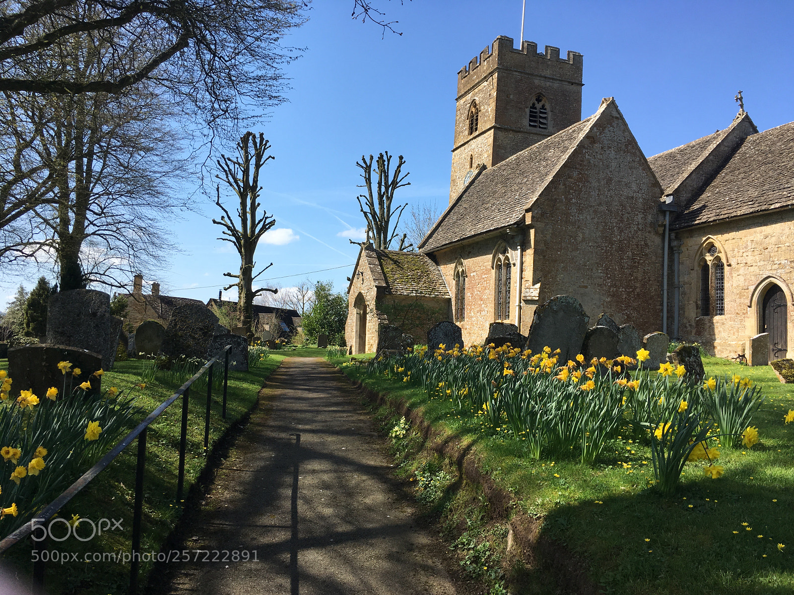 Apple iPhone SE sample photo. Churchyard photography
